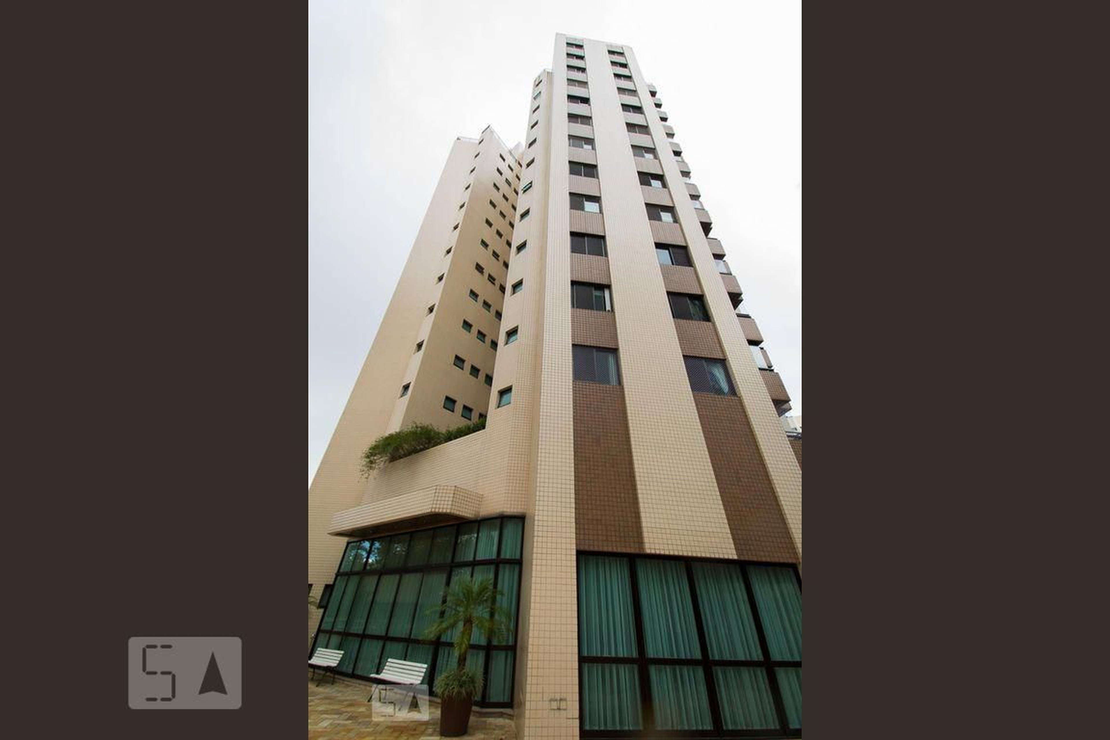 Fachada Condomínio em Rua Luís Molina, 170