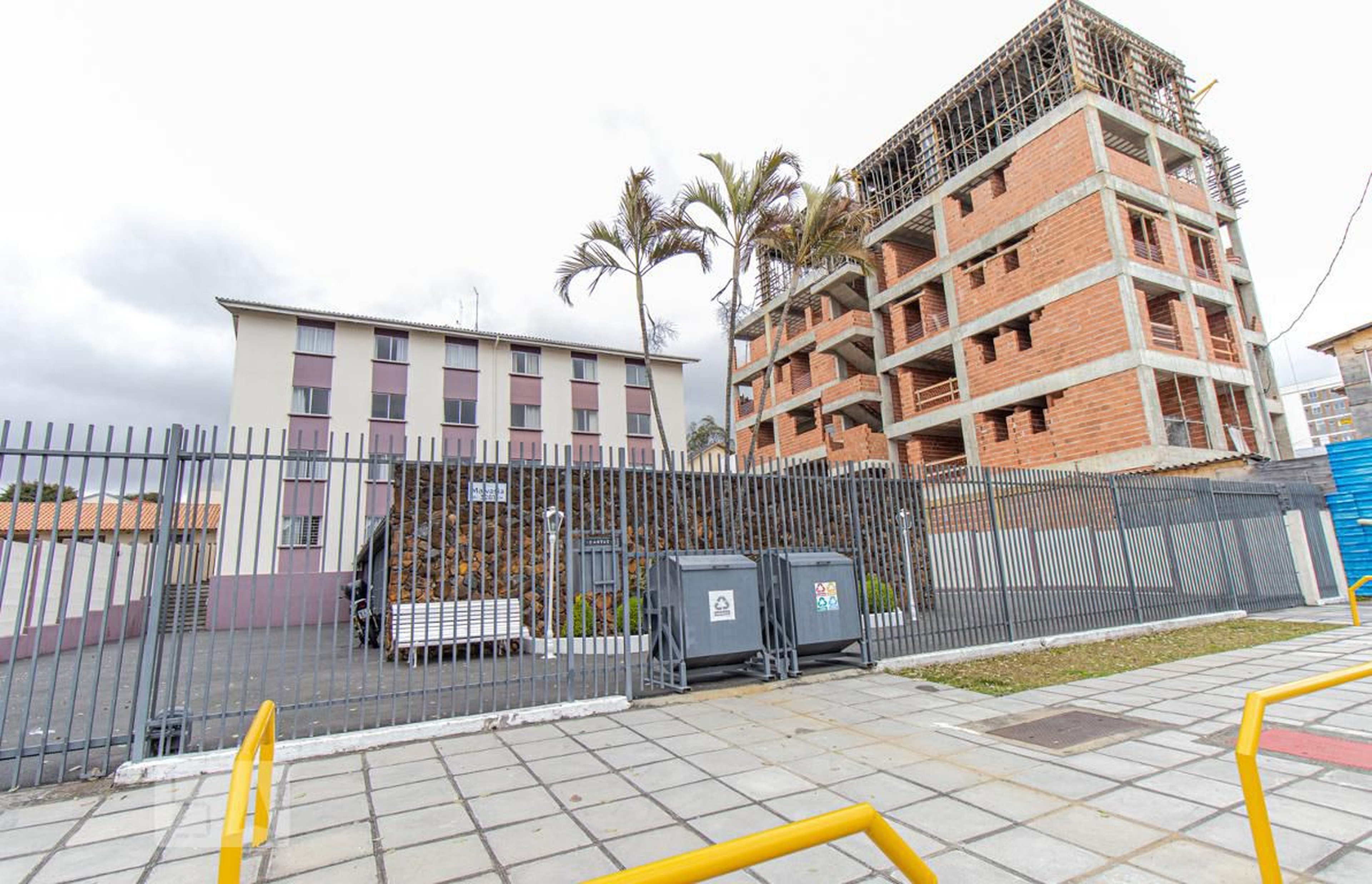 Fachada do Condomínio Condomínio em Rua Augusto de Mari, 3281
