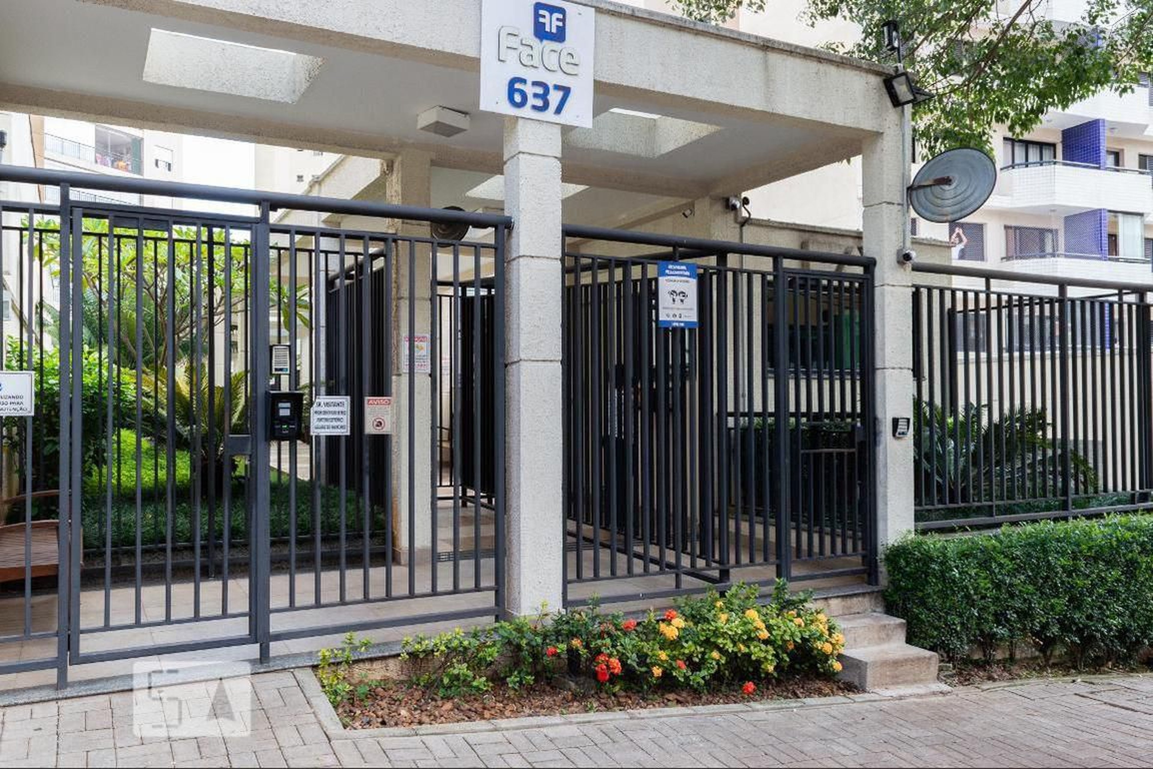 Fachada Condomínio em Rua Correia de Lemos, 387