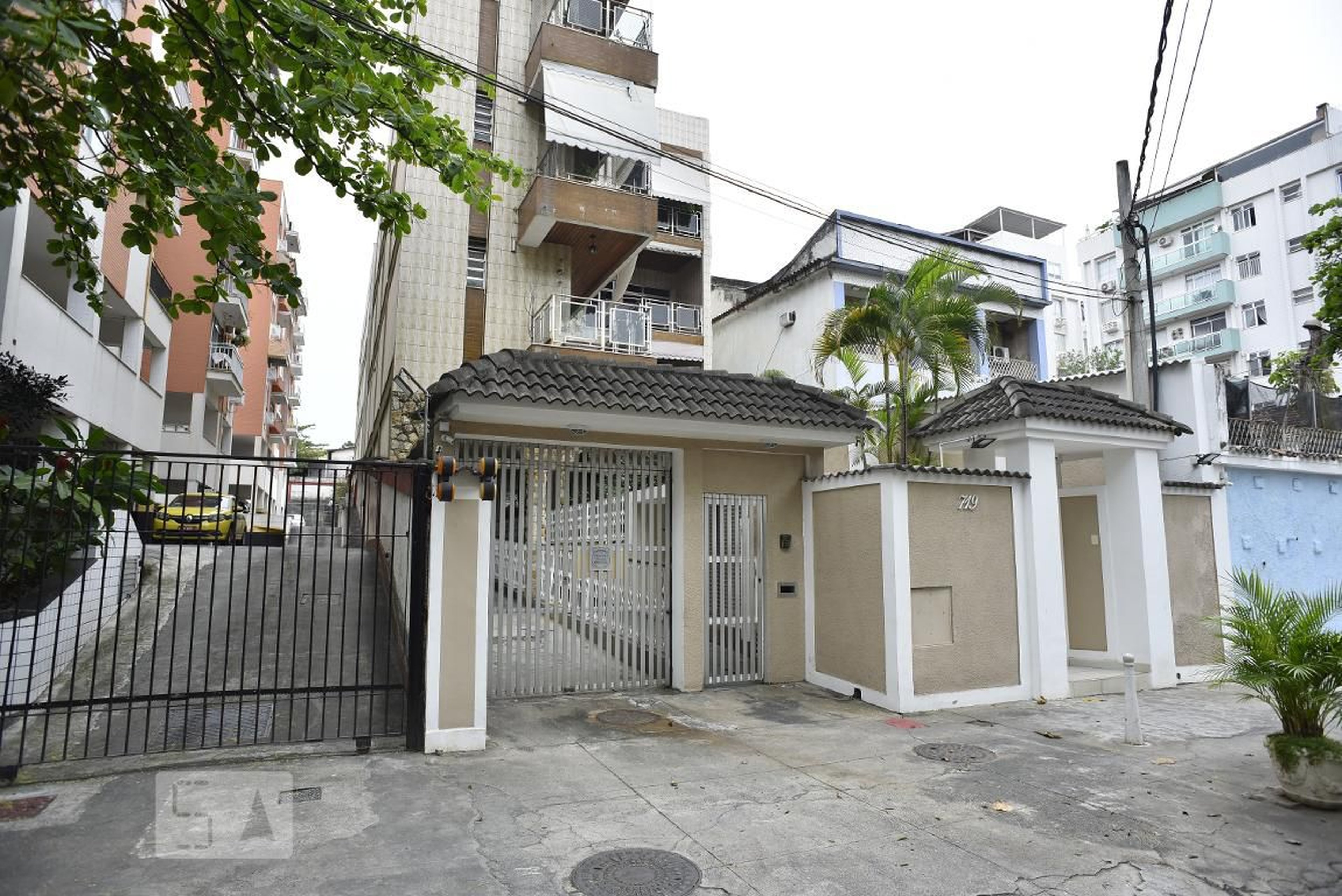 Fachada Condomínio em Rua Comandante Rubens Silva, 719