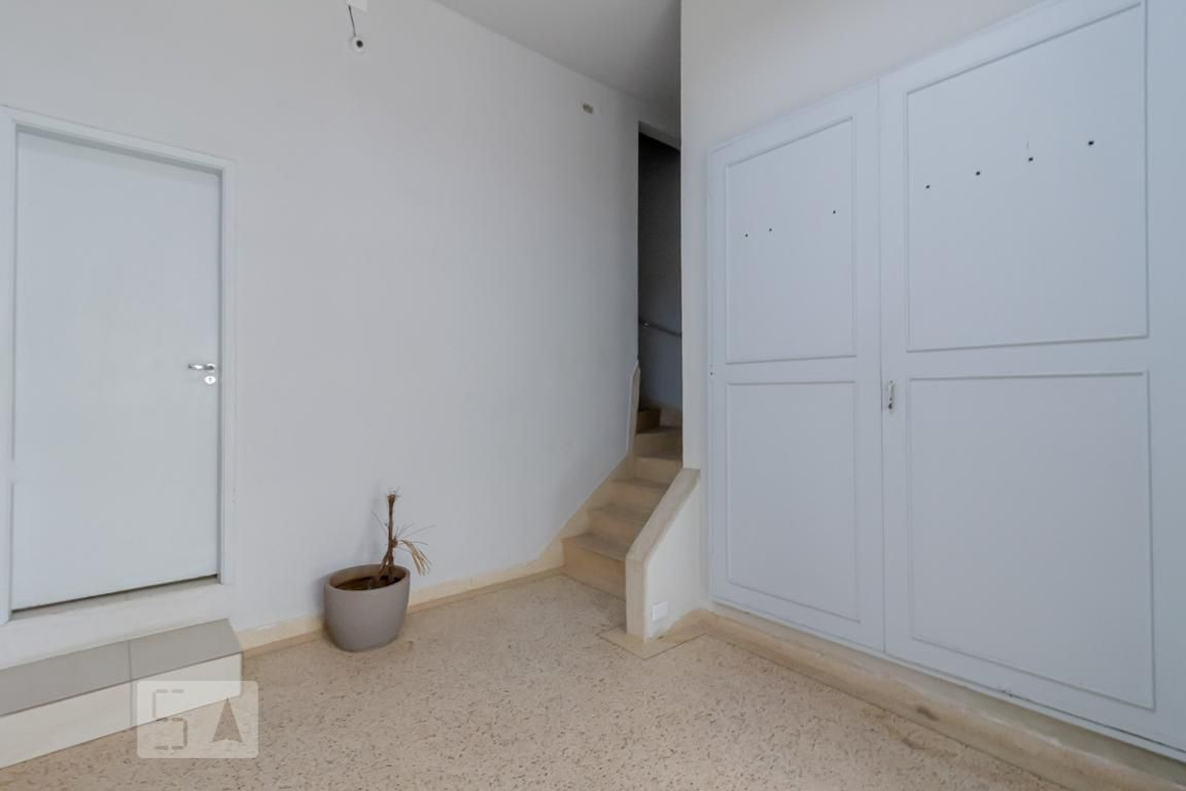 Hall de Entrada - em Rua Pereira Caldas