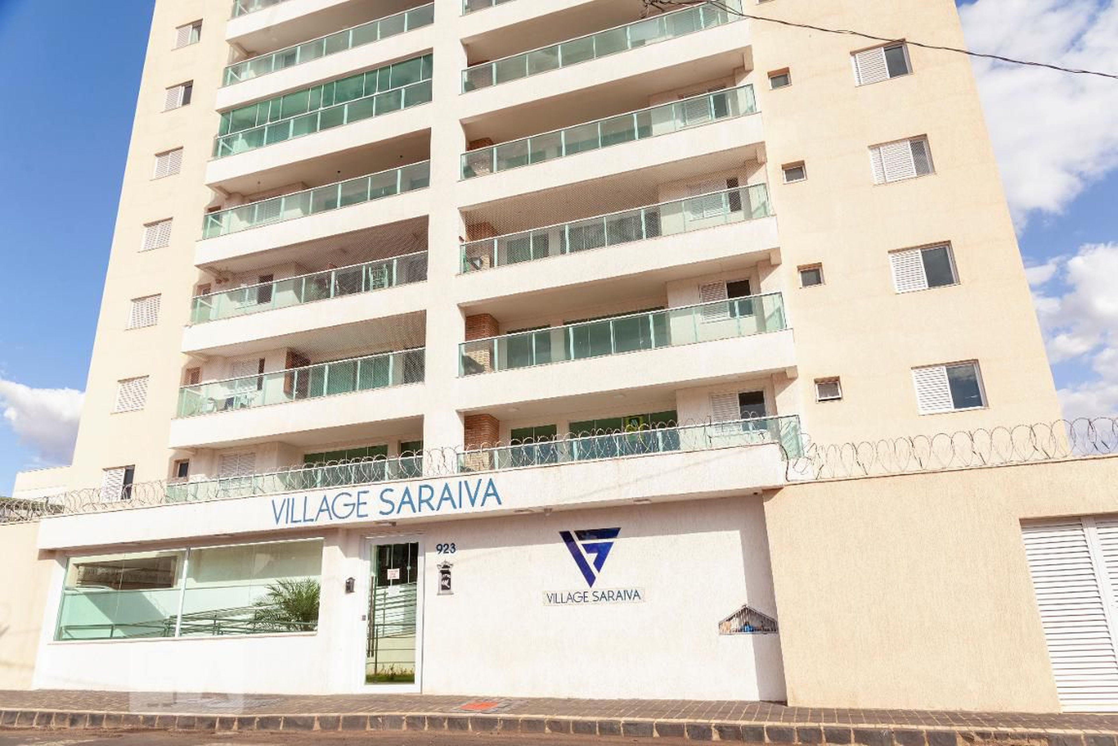 Fachada Condomínio Village Saraiva