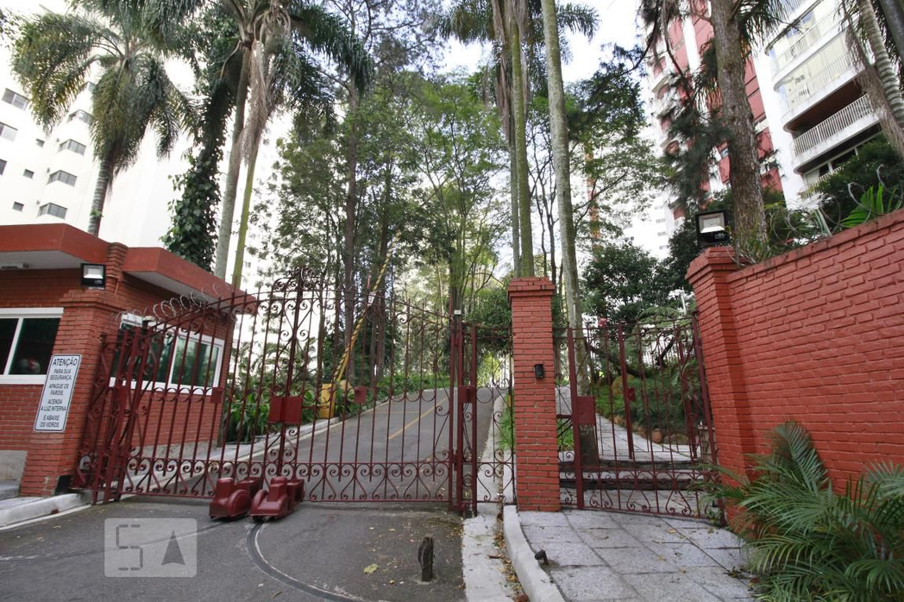 Fachada do Condomínio Condomínio Casa Alta