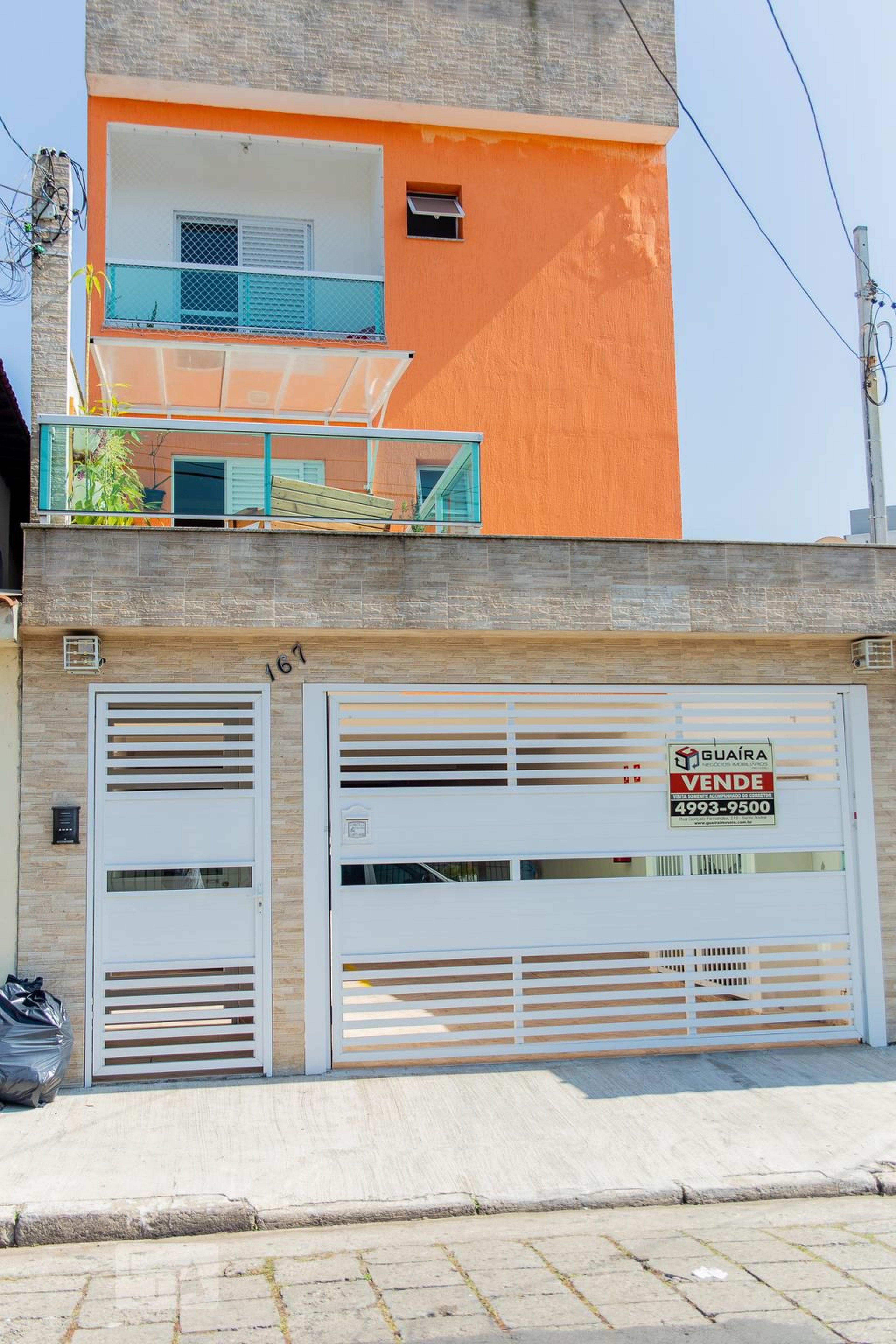 Fachada Condomínio em Rua César de Menezes, 167