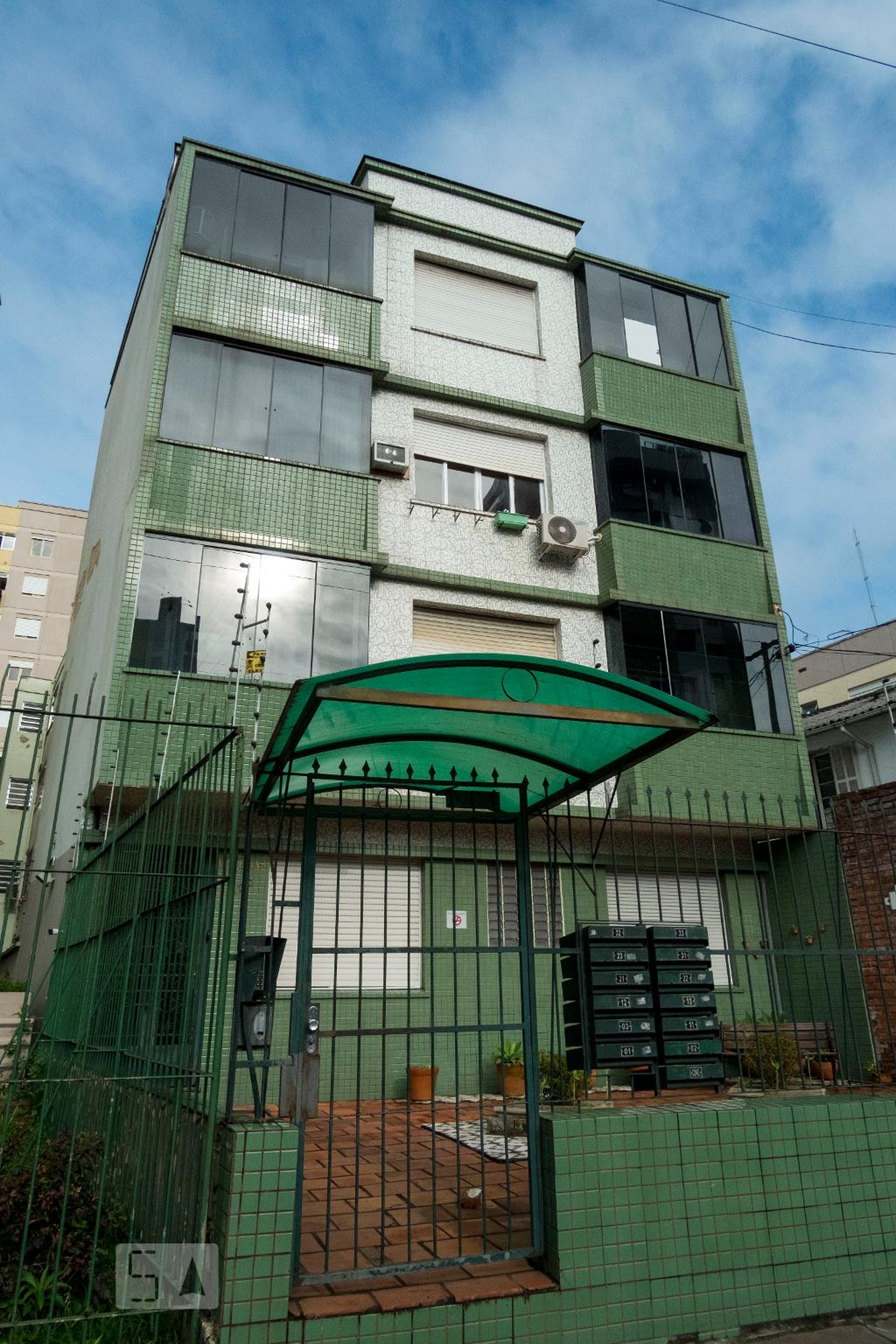 Fachada Condomínio em Rua Santana, 1129