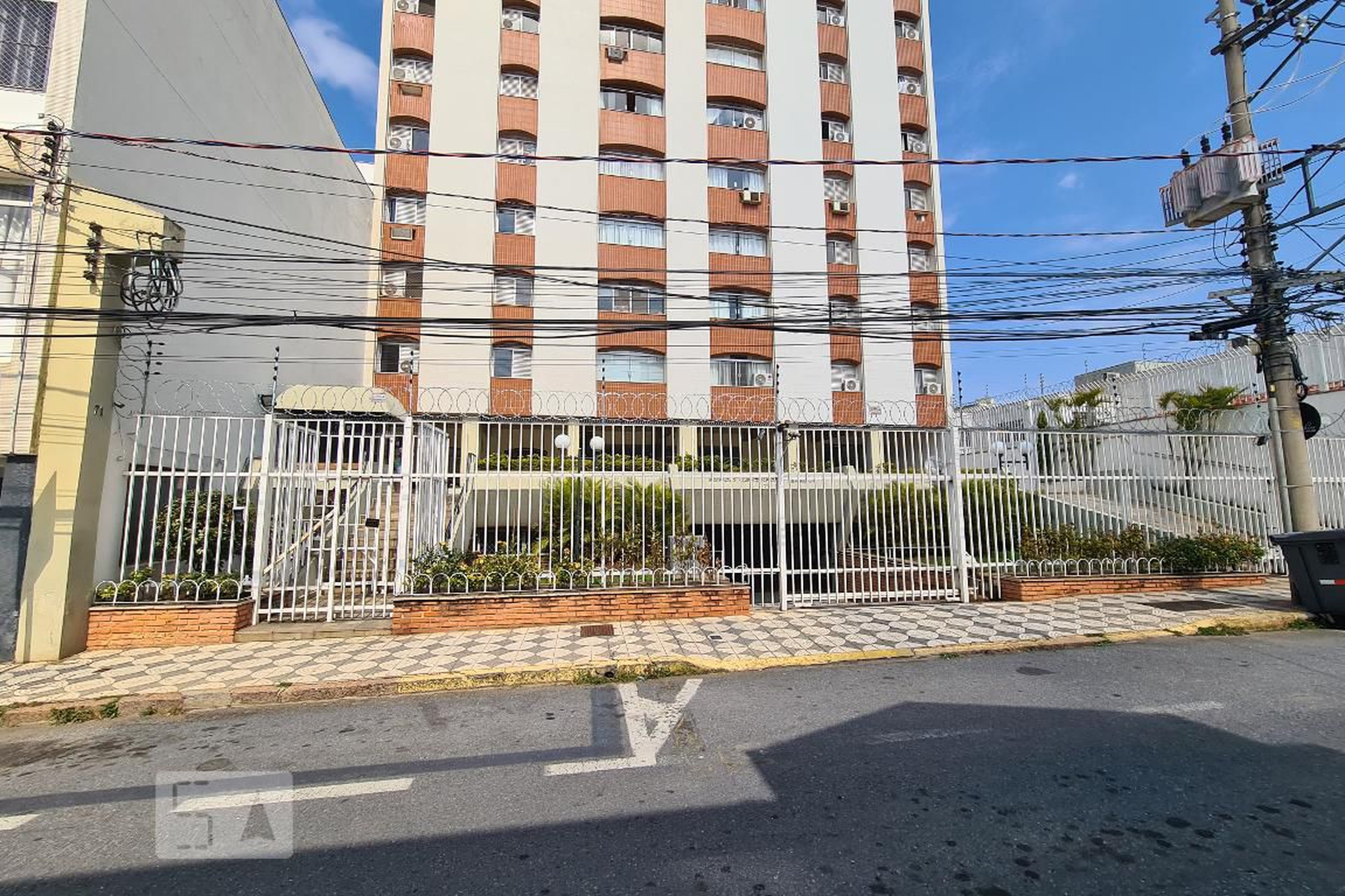 Fachada Condomínio em Rua Treze de Maio, 71