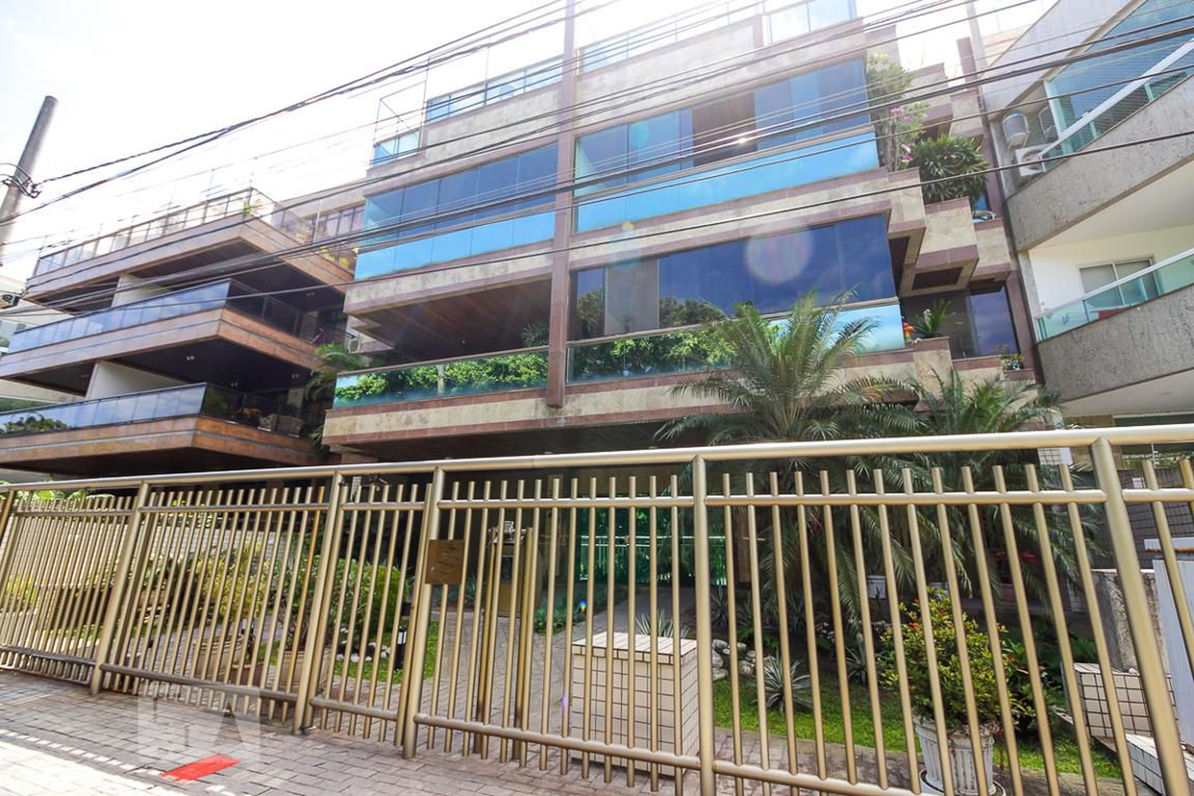 Fachada Condomínio em Rua Professor Hermes Lima, 616