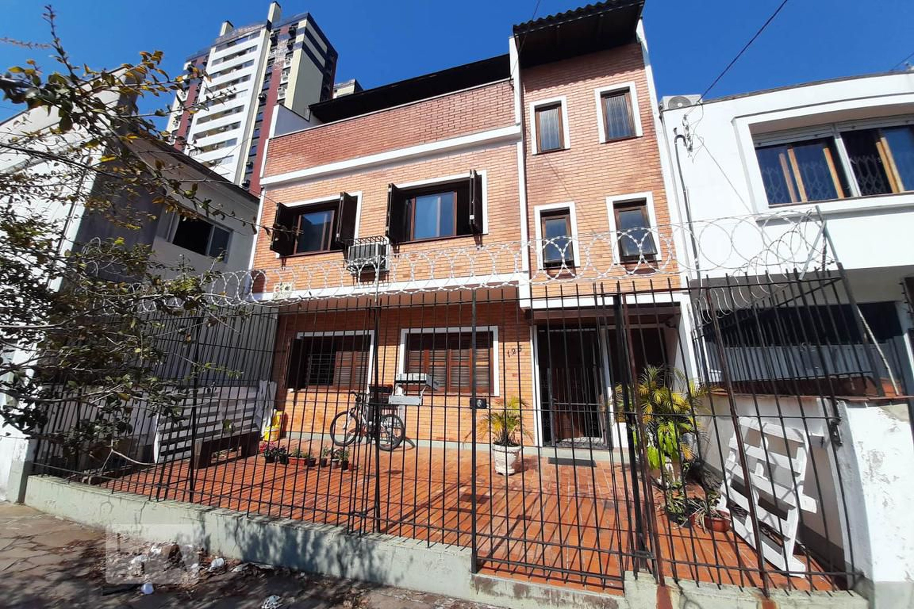 Fachada Condomínio em Rua Domingos Crescêncio, 125