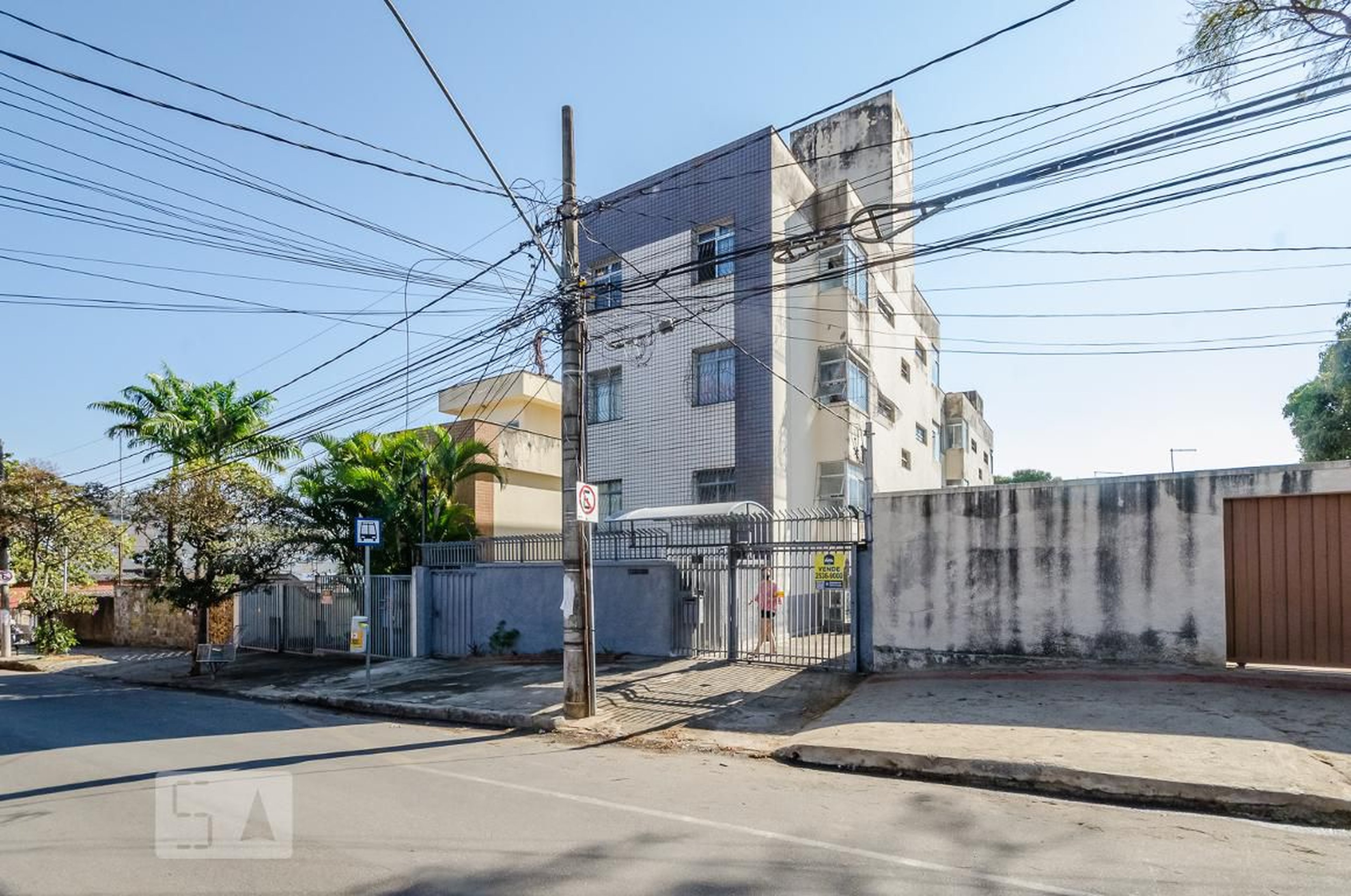 Fachada Condomínio em Rua Magi Salomon, 897