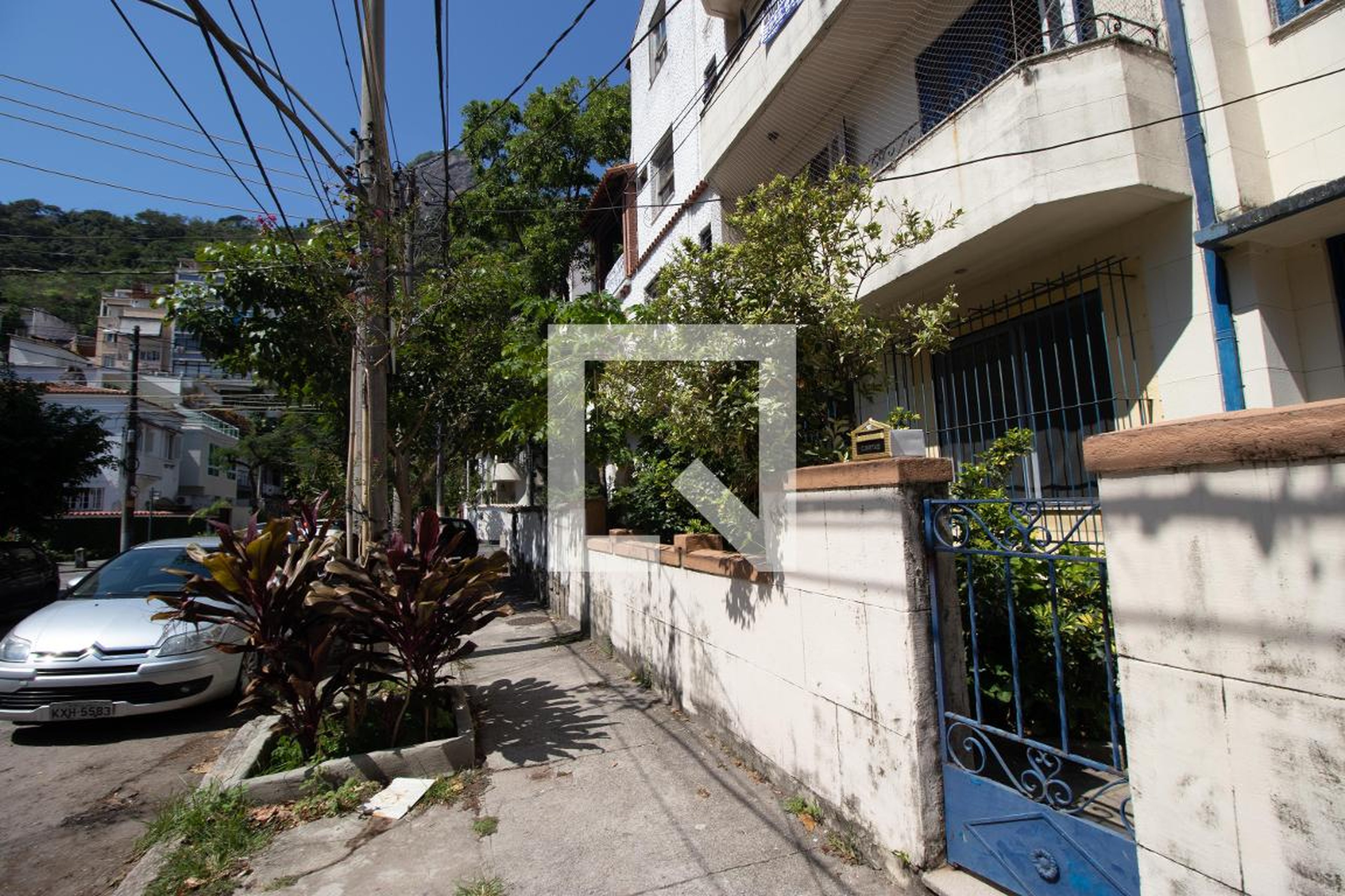 Fachada Condomínio em Rua Roquete Pinto, 66