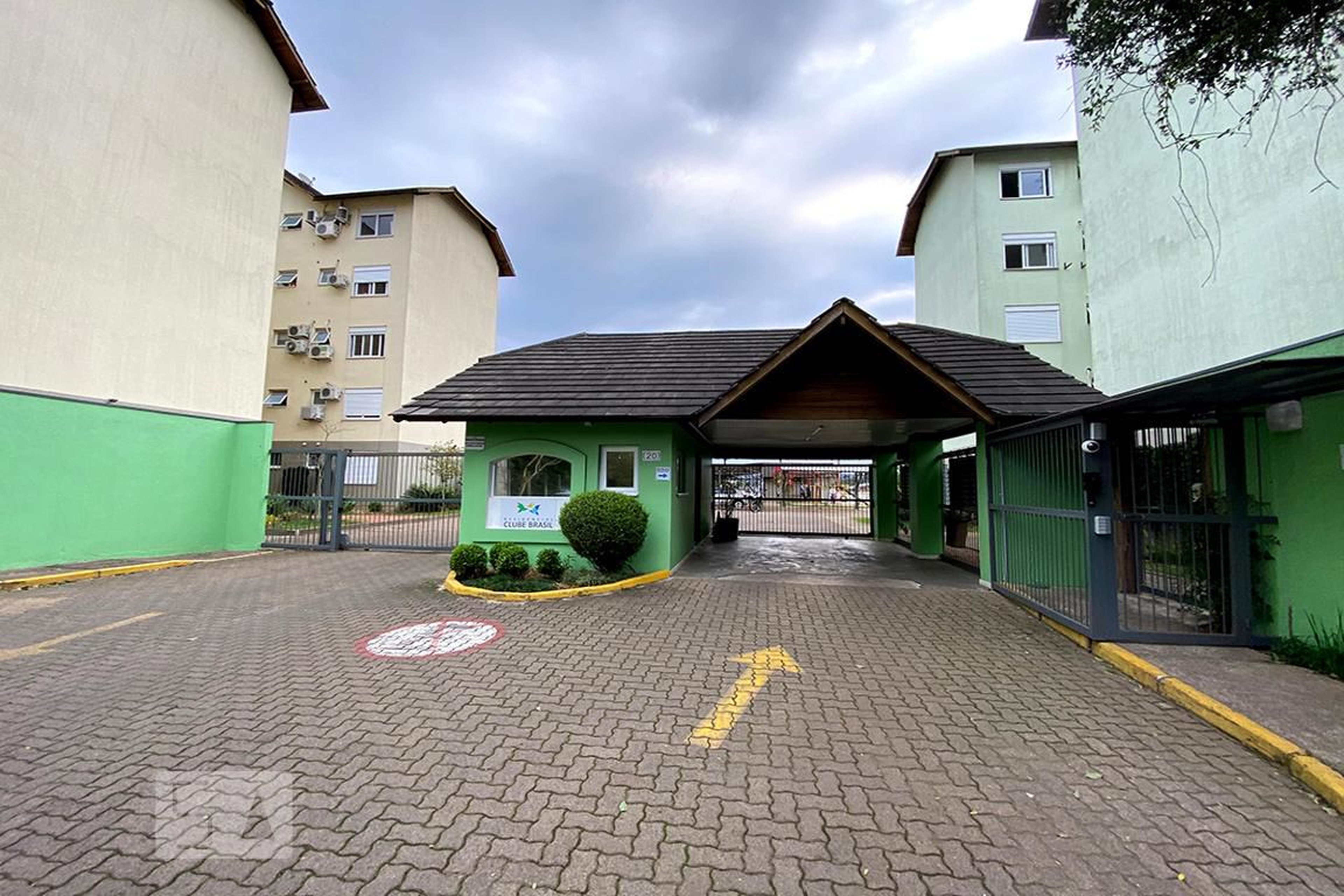 Fachada Condomínio em Rua Ernani Enio Juchem, 220