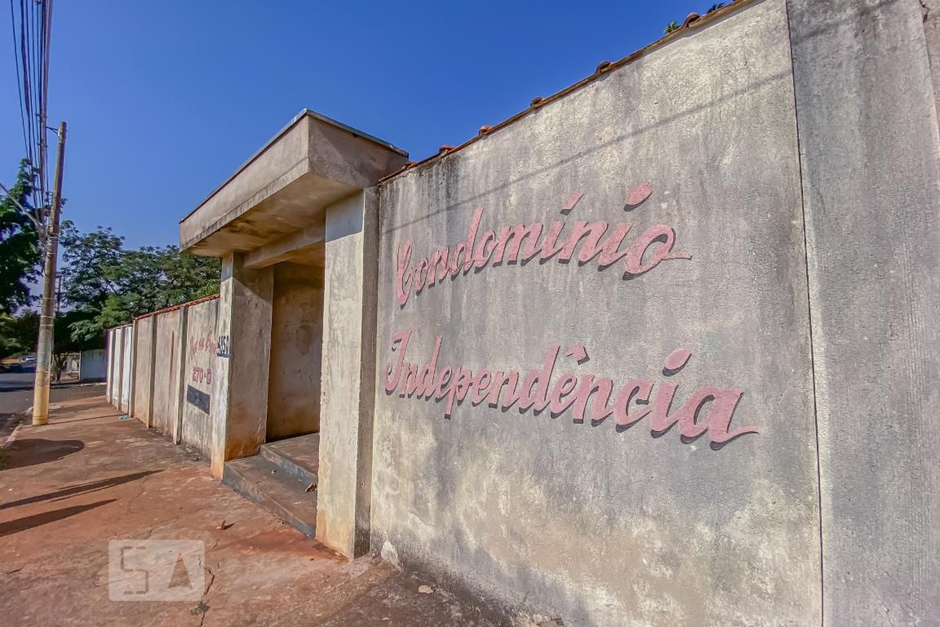 Fachada Condomínio em Rua da Creche, 64