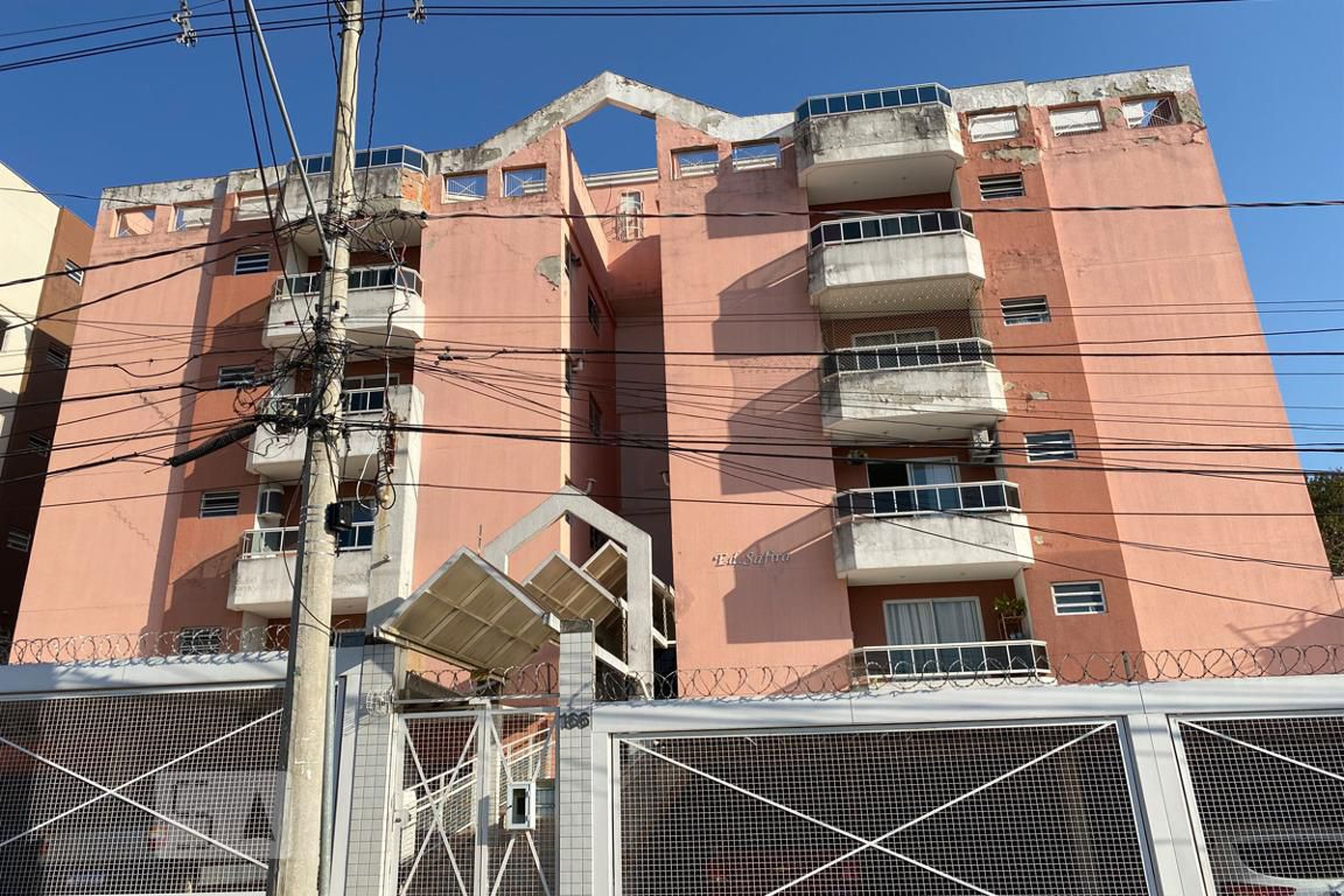 Fachada Condomínio em Rua das Laranjeiras, 166