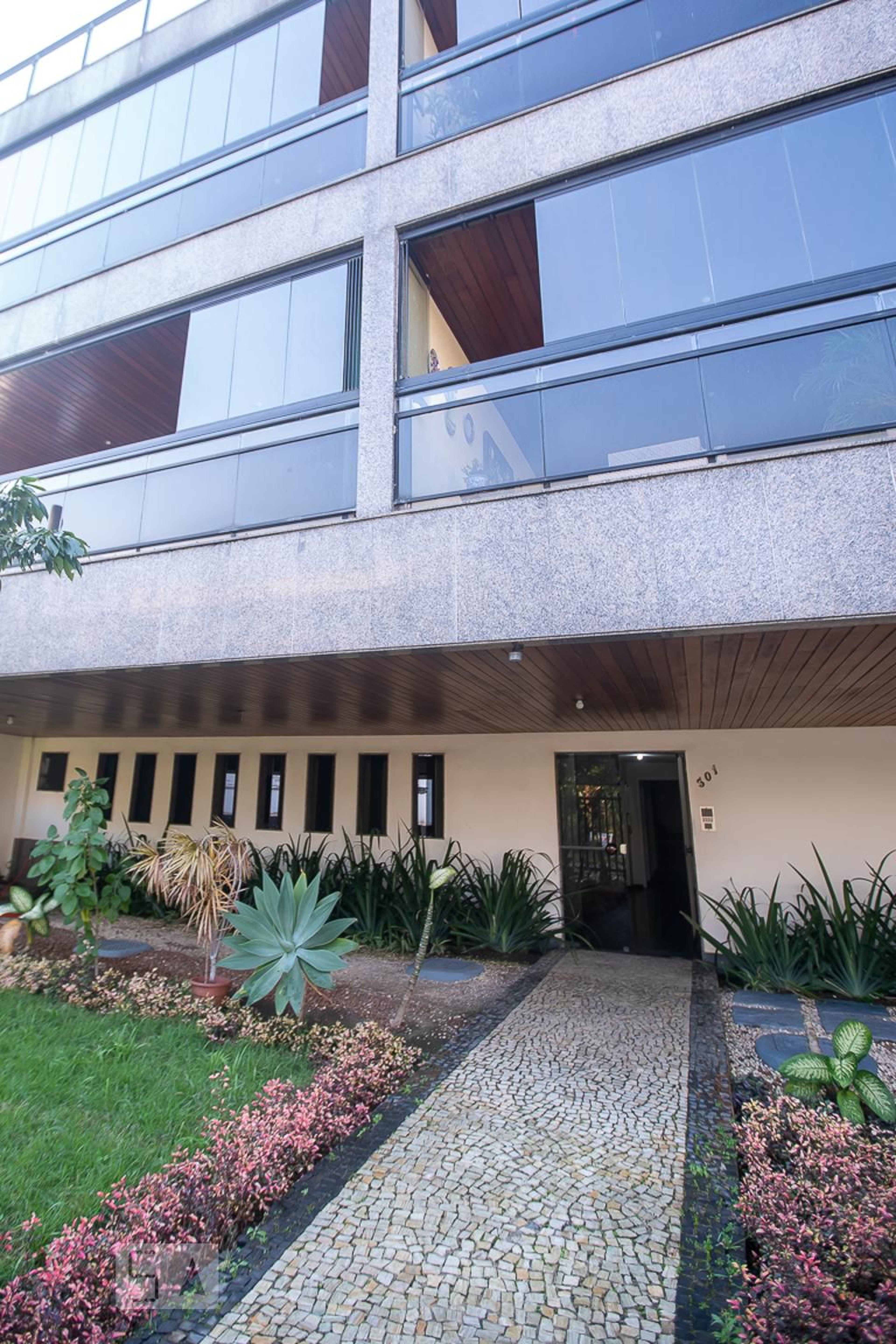 Fachada Condomínio em Rua Venâncio Veloso, 301