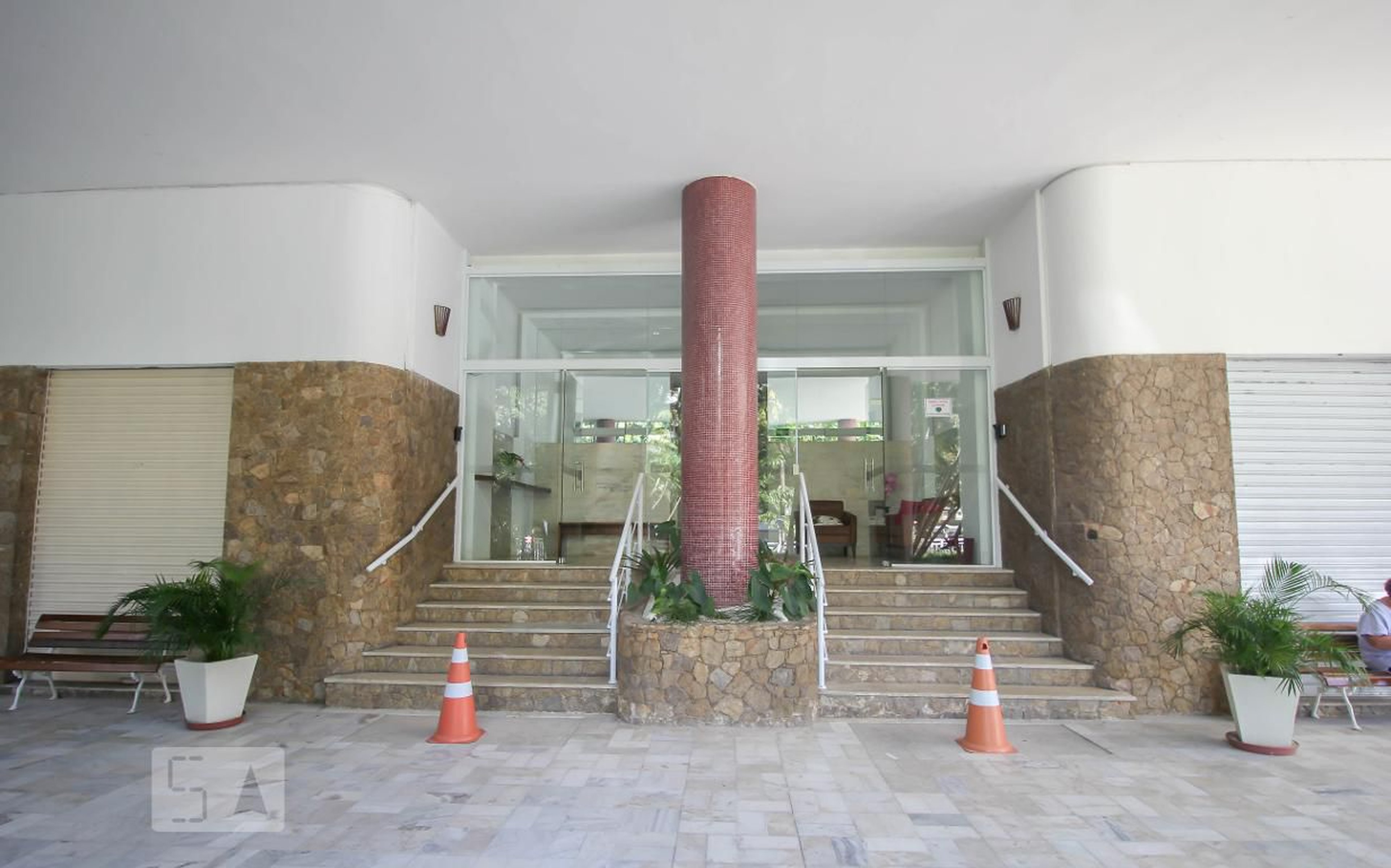 Entrada do Prédio - Alpino