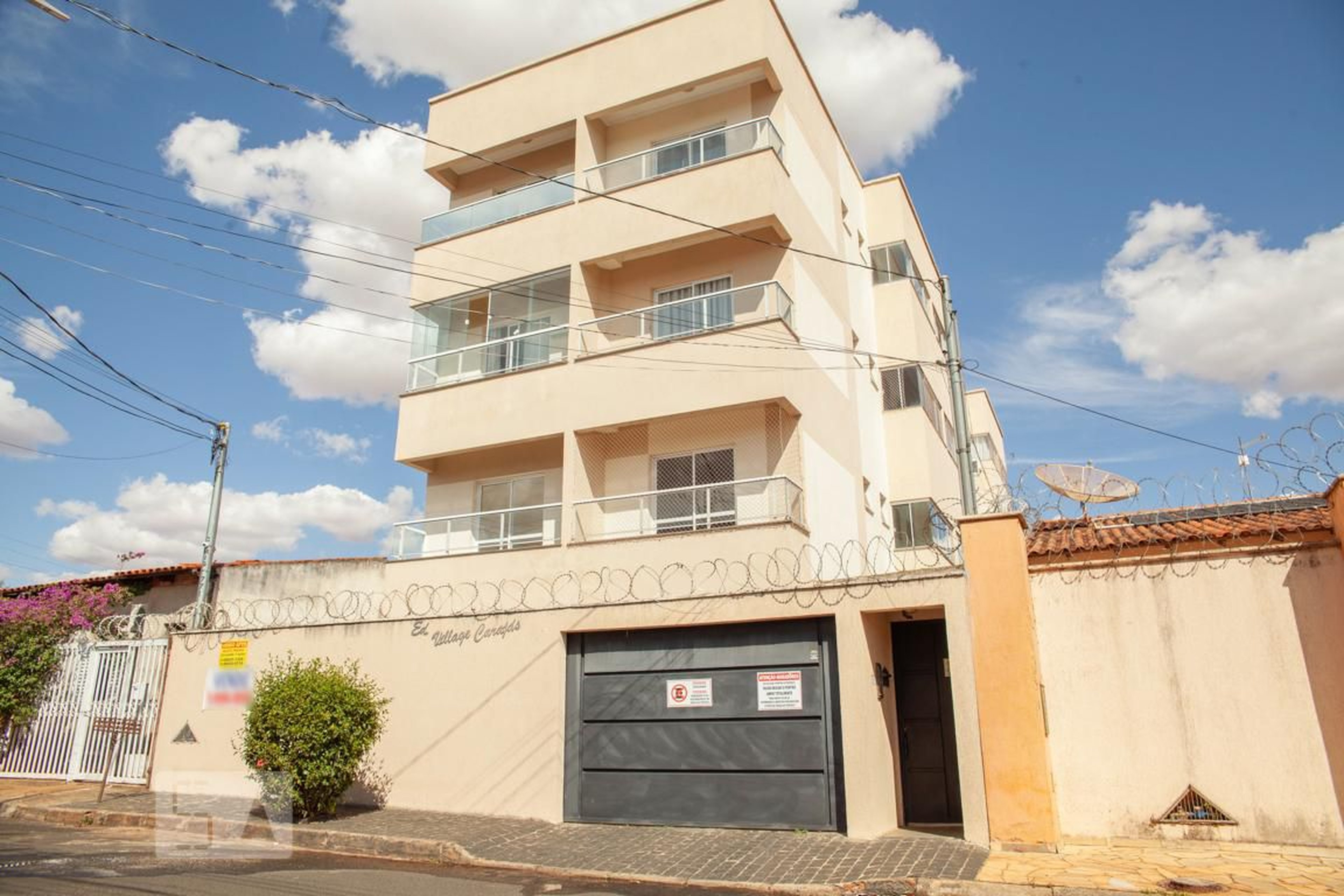 Fachada Condomínio em Rua Porongaba, 771