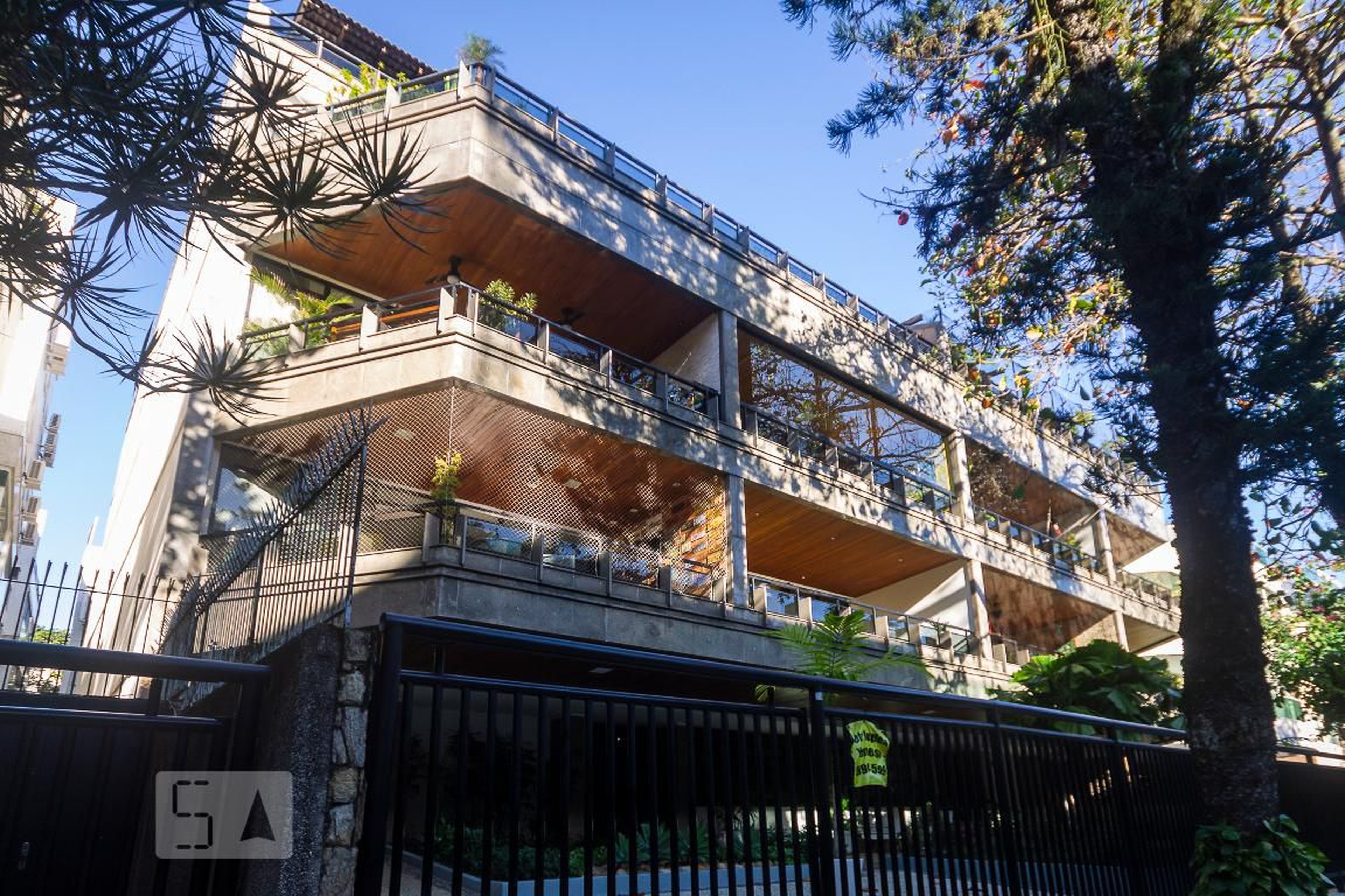 Fachada Condomínio em Rua Professor Coutinho Fróis, 410