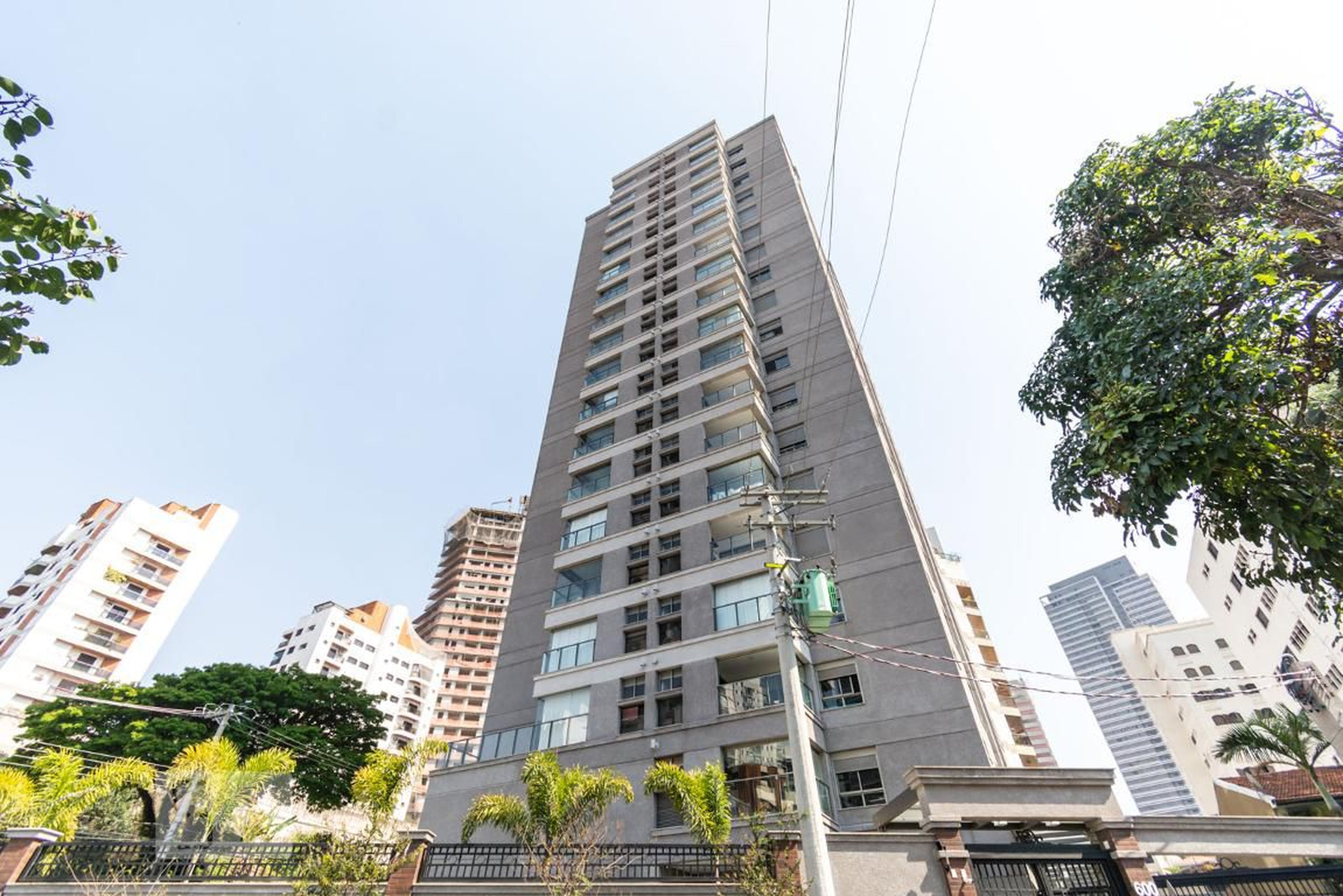 Fachada Condomínio em Rua Luminárias, 228