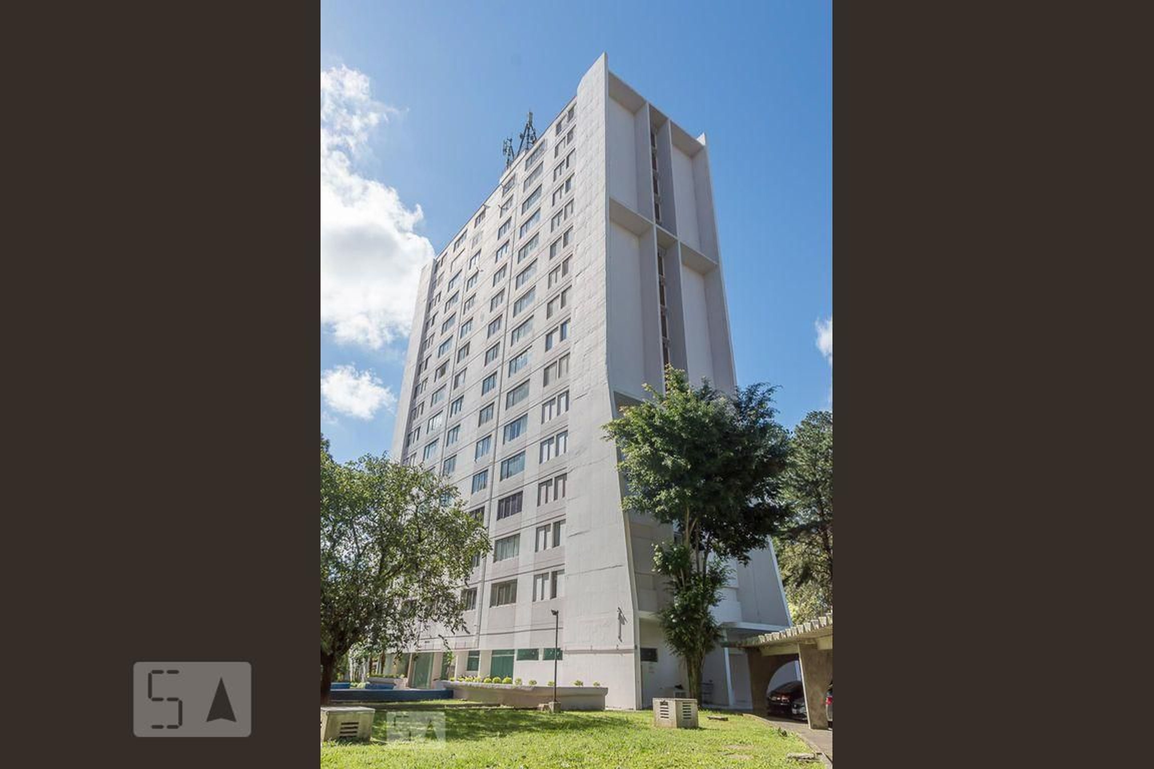 Fachada do Condomínio Condomínio em Rua das Laranjeiras, 65