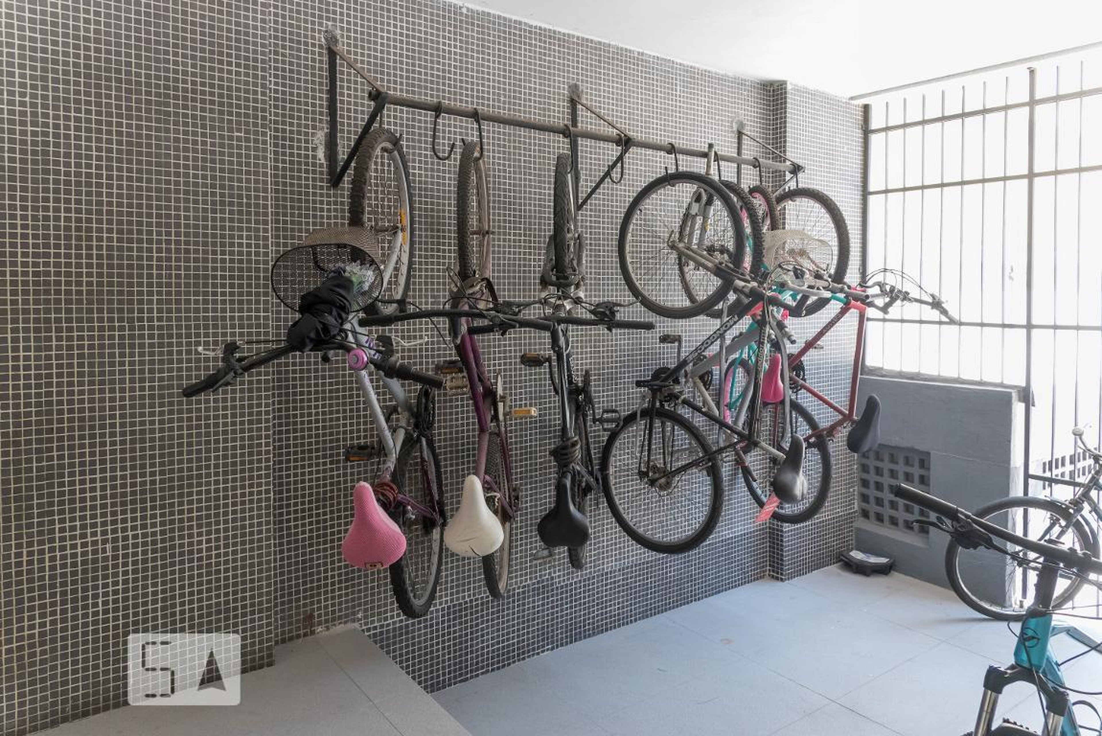 bicicletario - Edificio Carlo Crivelli