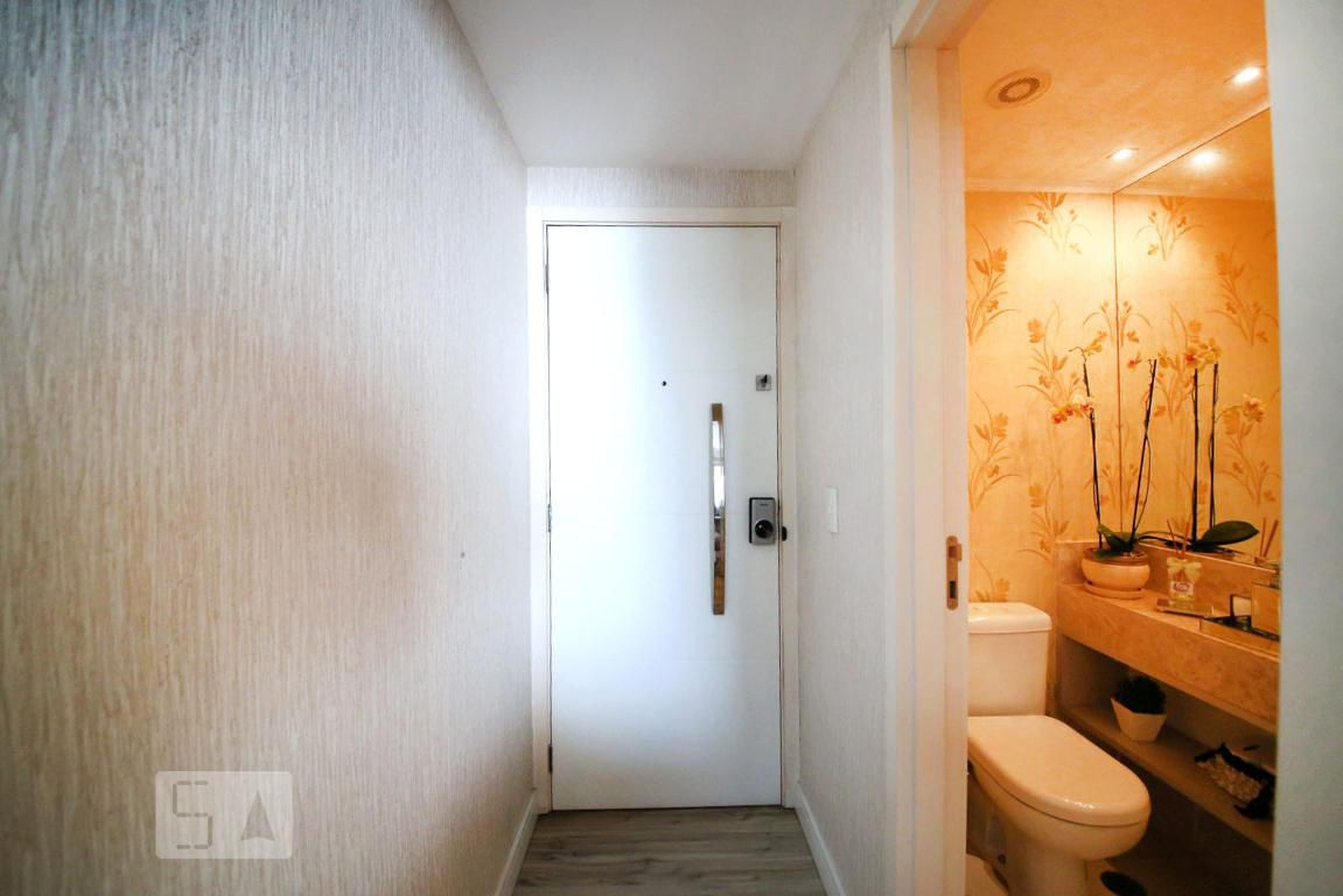 Entrada Condomínio em Rua Adele Zarzur, 96