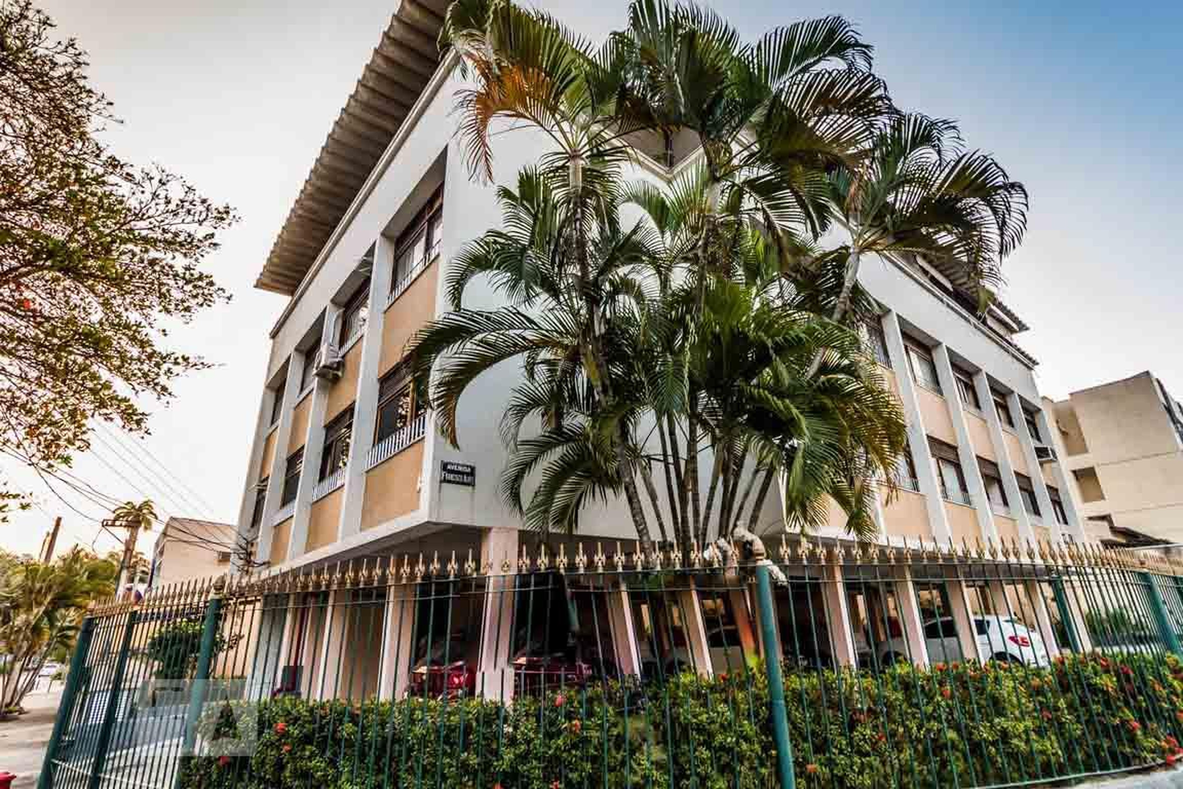 Fachada do Prédio Condomínio em Rua Engenheiro Rozauro Zambrano, 251