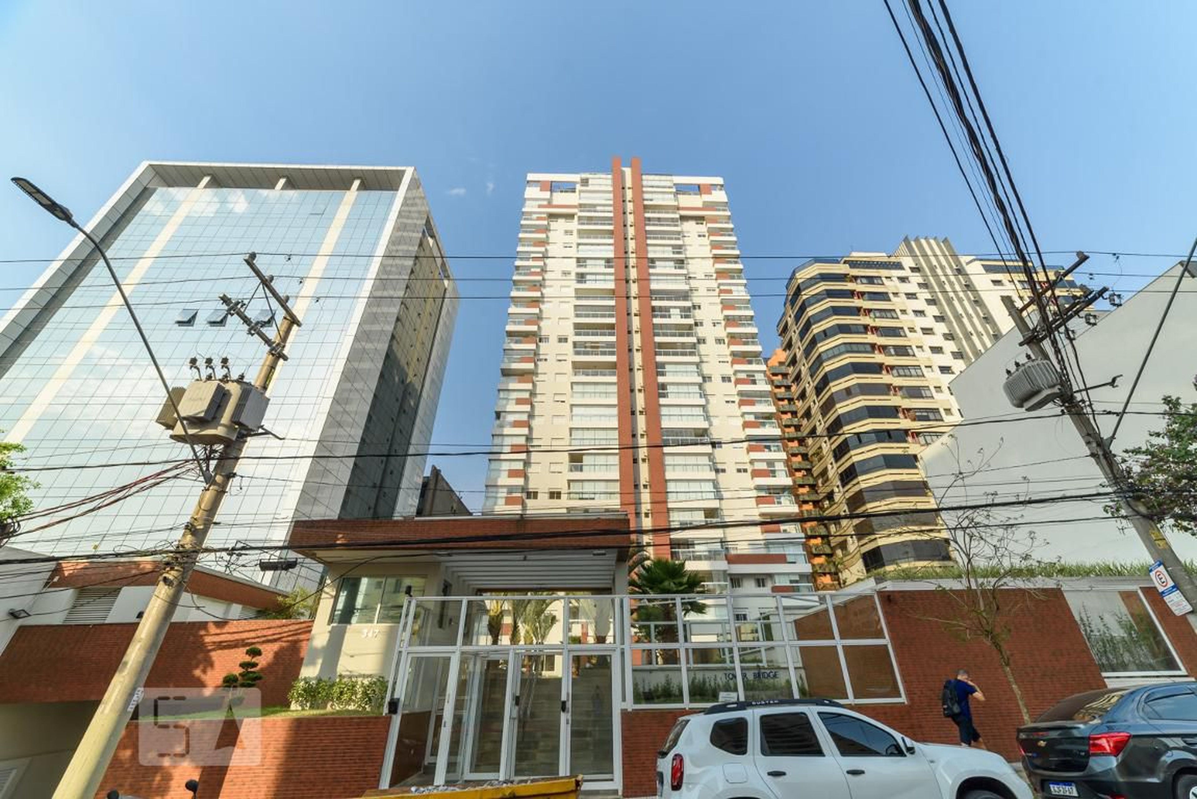 Fachada do Condomínio Condomínio Tower Bridge