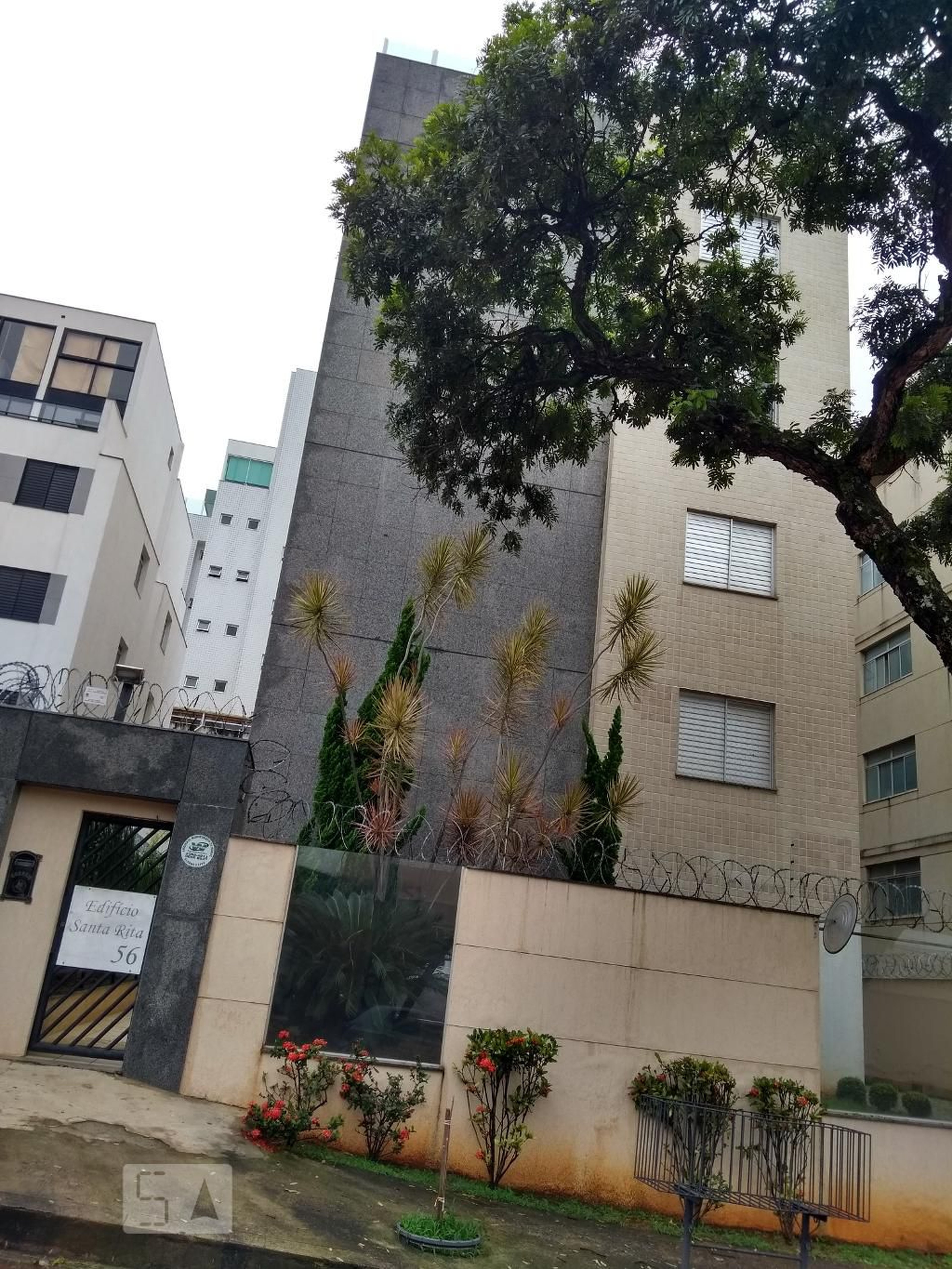 Fachada Condomínio em Rua Castelo de Alcobaça, 56