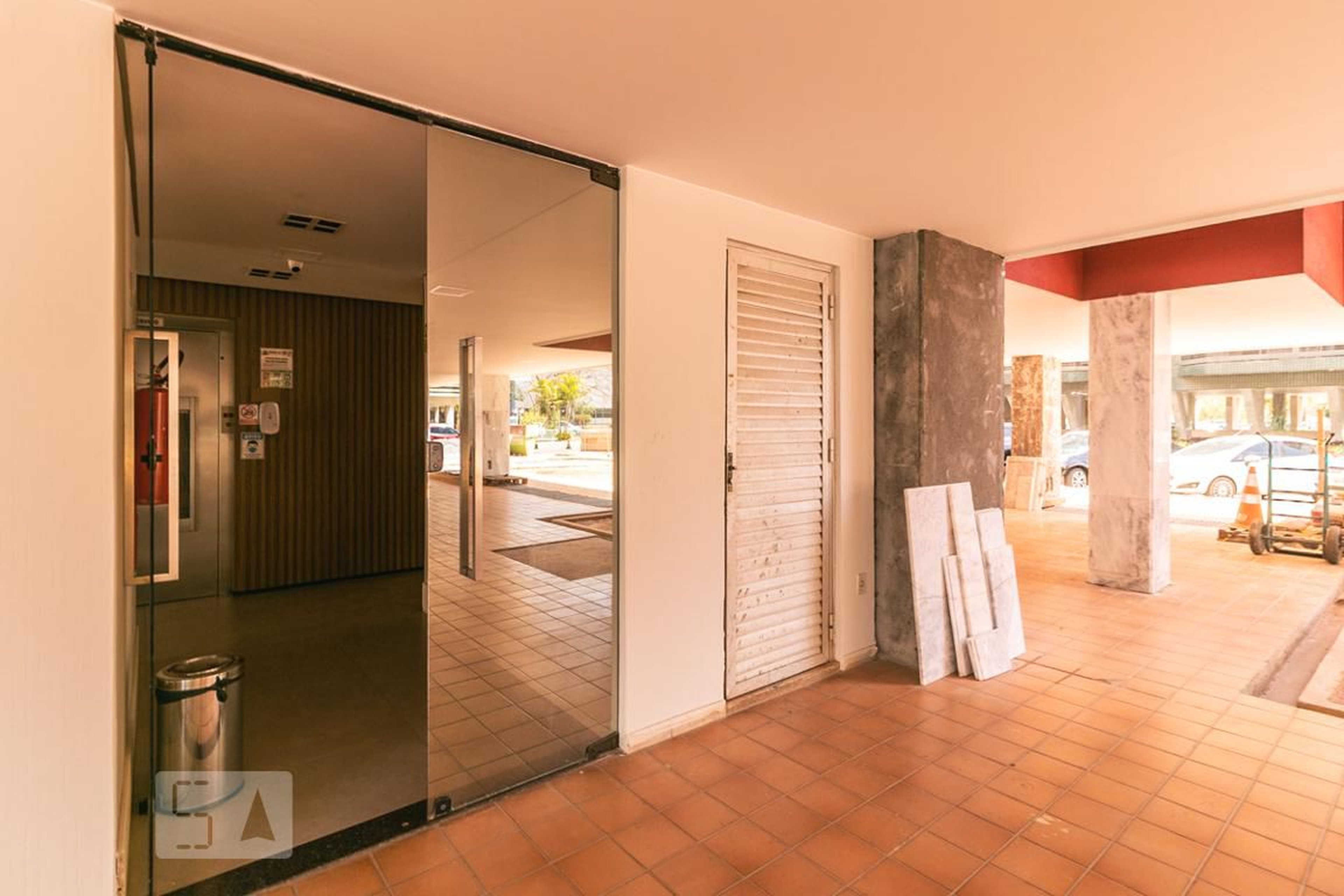 Hall de Entrada Condomínio em Aos 4, Bloco D