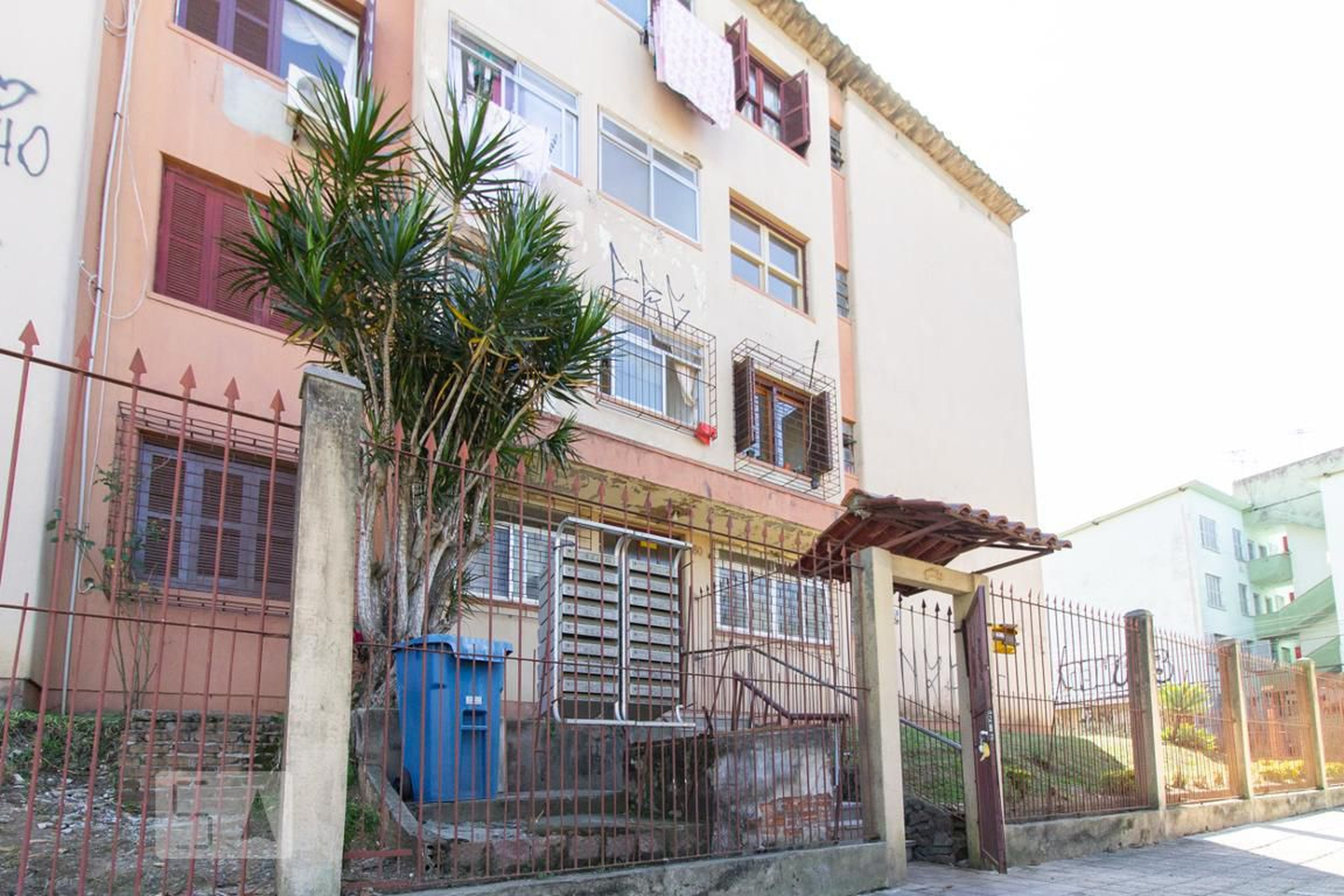 Fachada Condomínio em Rua Doutor Cândido José de Godói, 180