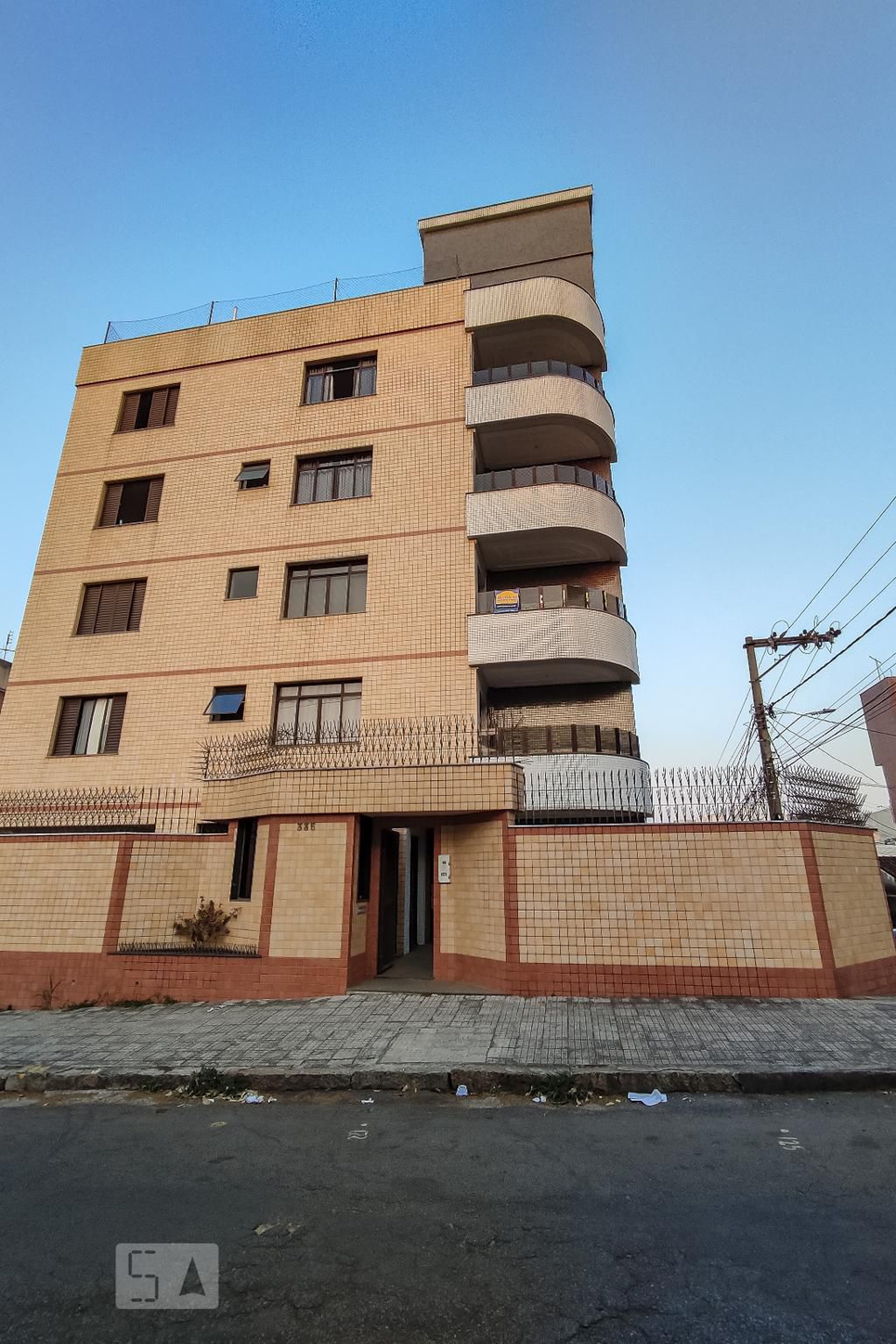 Fachada Condomínio em Rua Esmeralda, 335