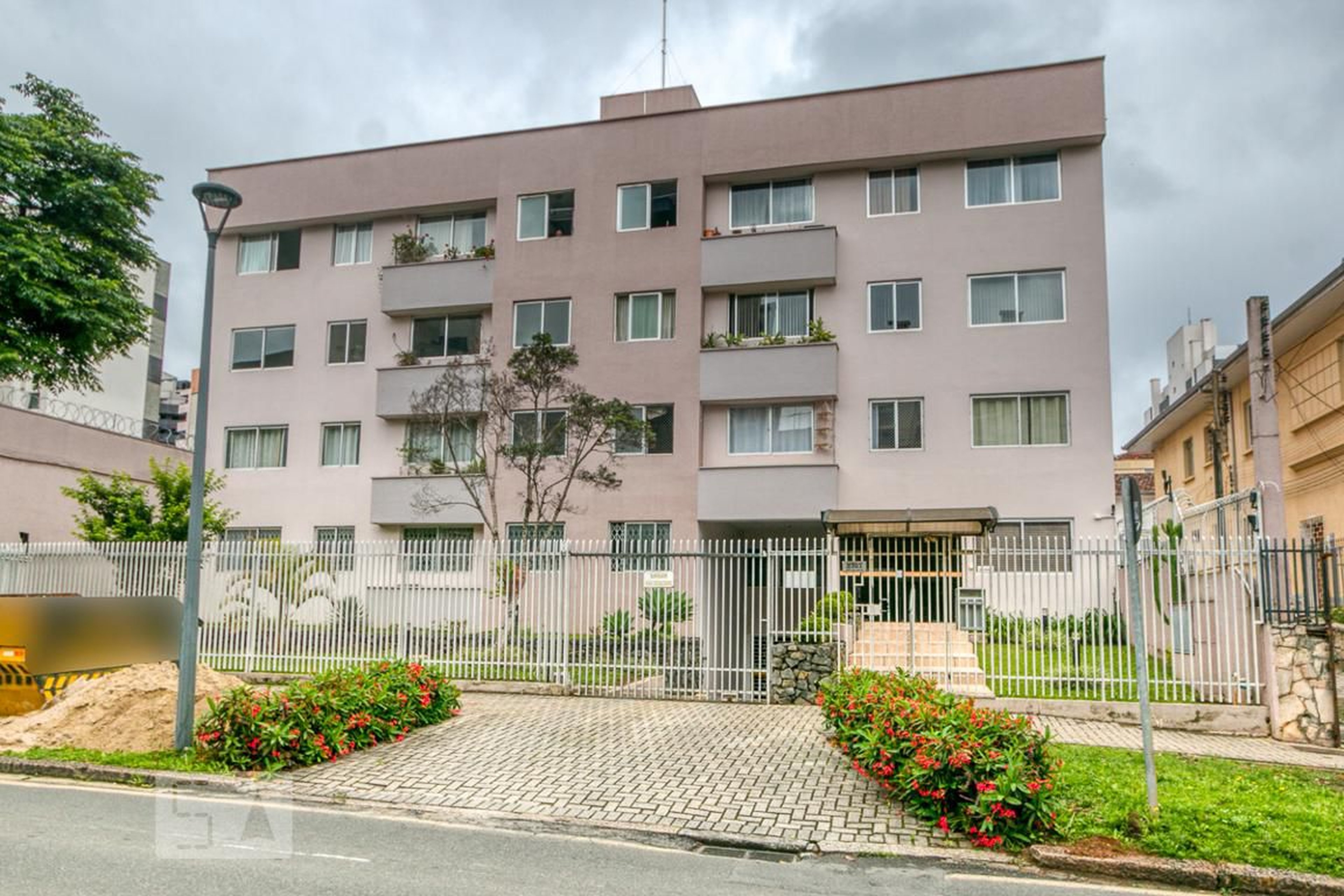 Fachada Condomínio em Rua Desembargador Motta, 2767