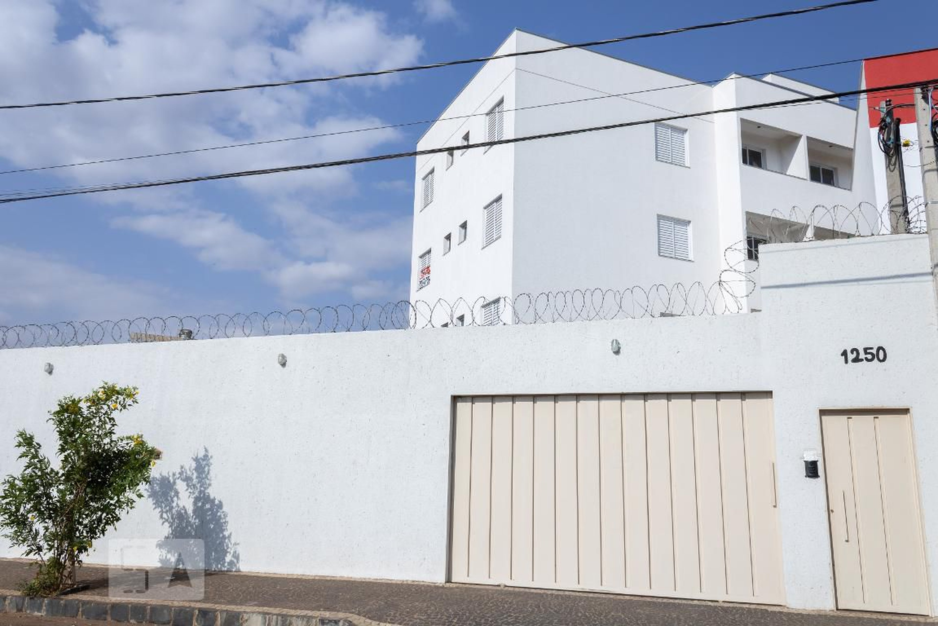 Fachada Condomínio em Rua João Guimarães Naves, 1250