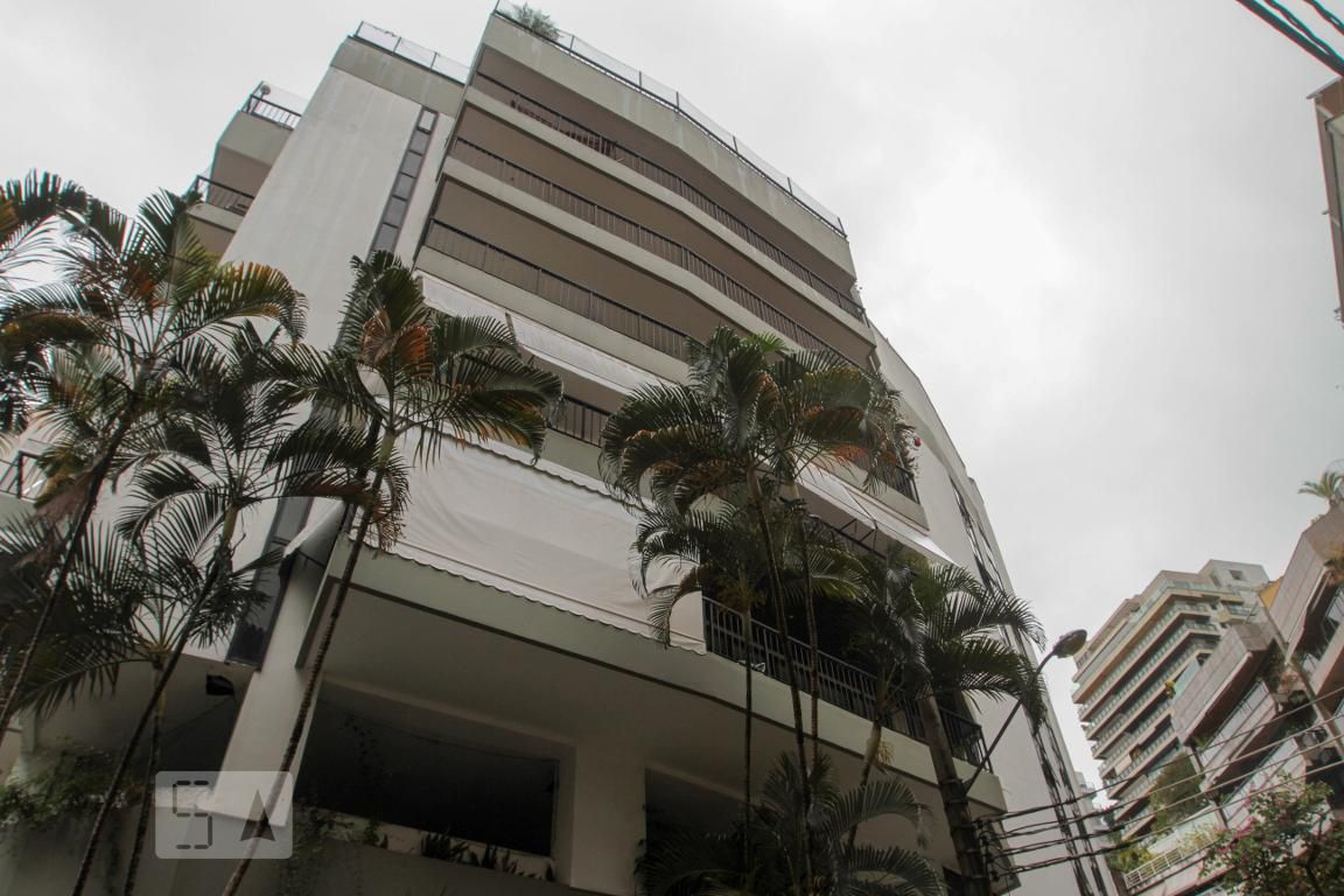 Fachada do Prédio Condomínio em Rua Carvalho Azevedo, 17