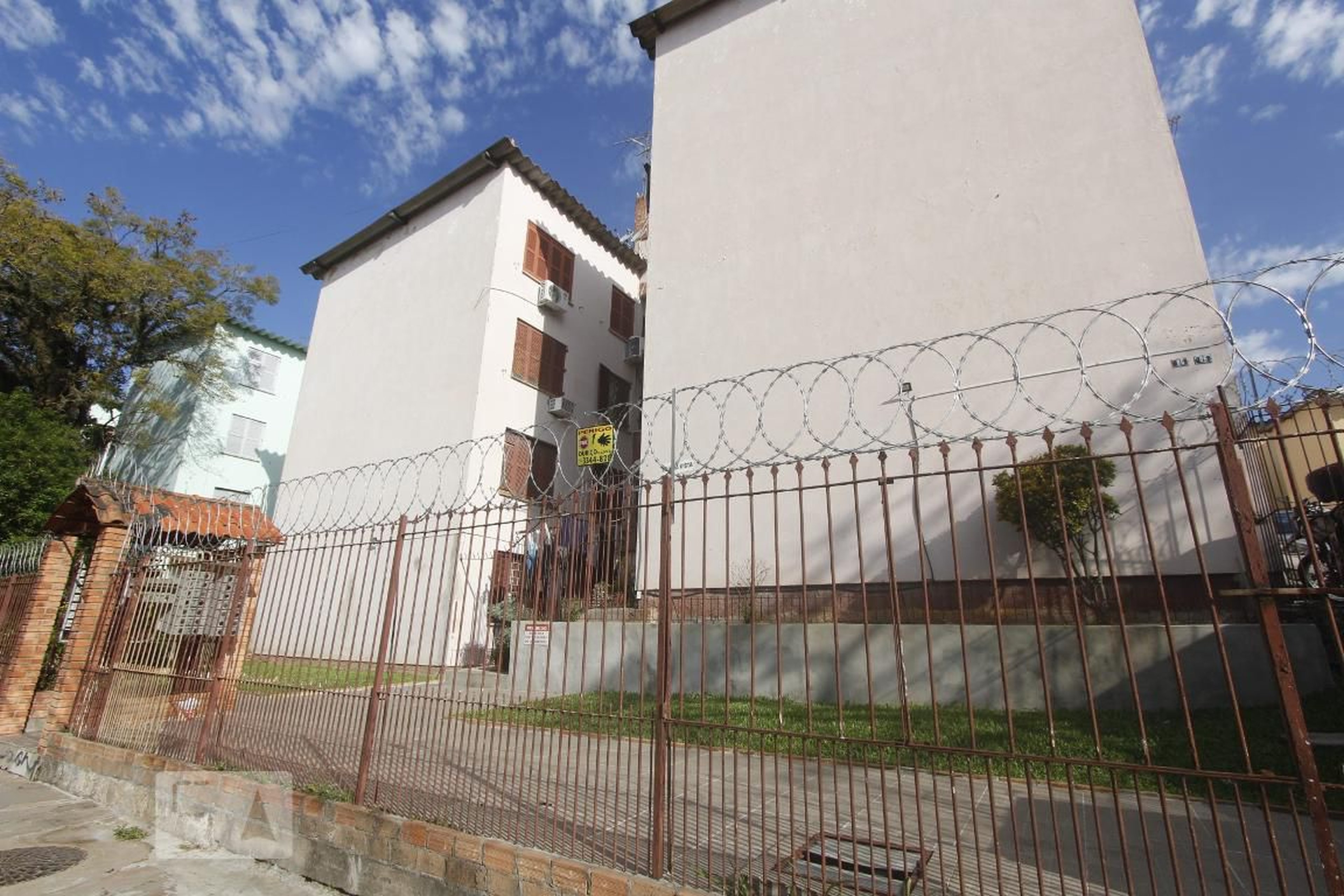 FACHADA Condomínio em Rua Luís César Leal, 95