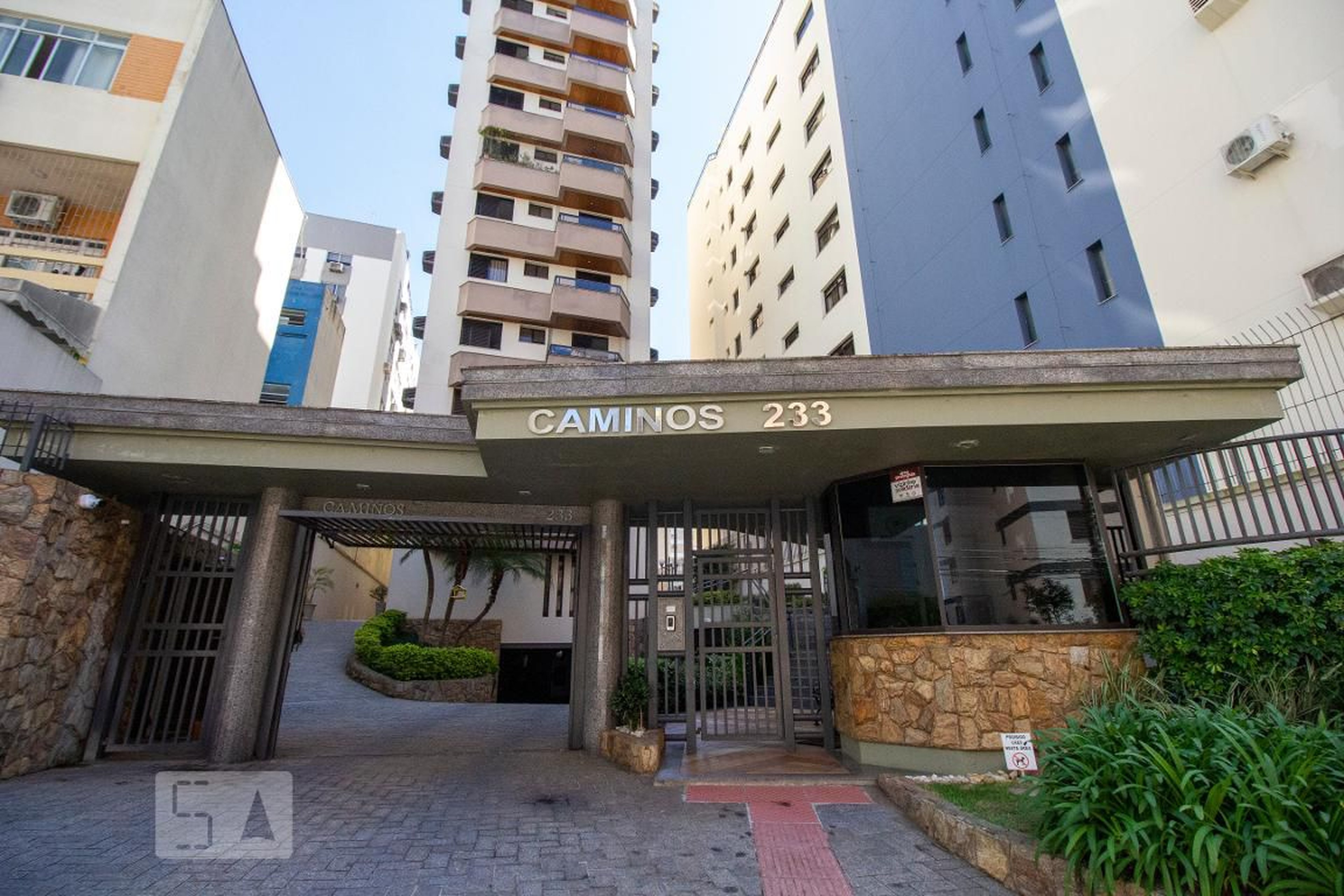 Fachada do condomínio Condomínio Caminos