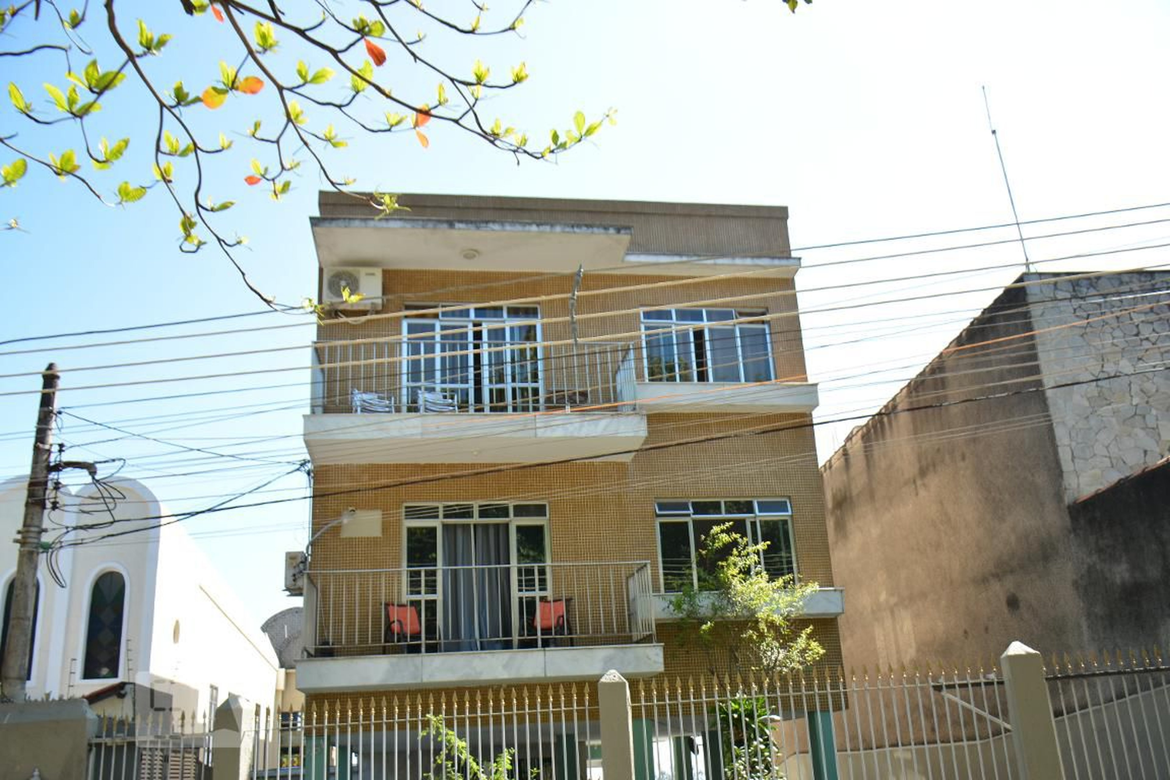 Fachada Condomínio em Rua Breno Guimarães, 361