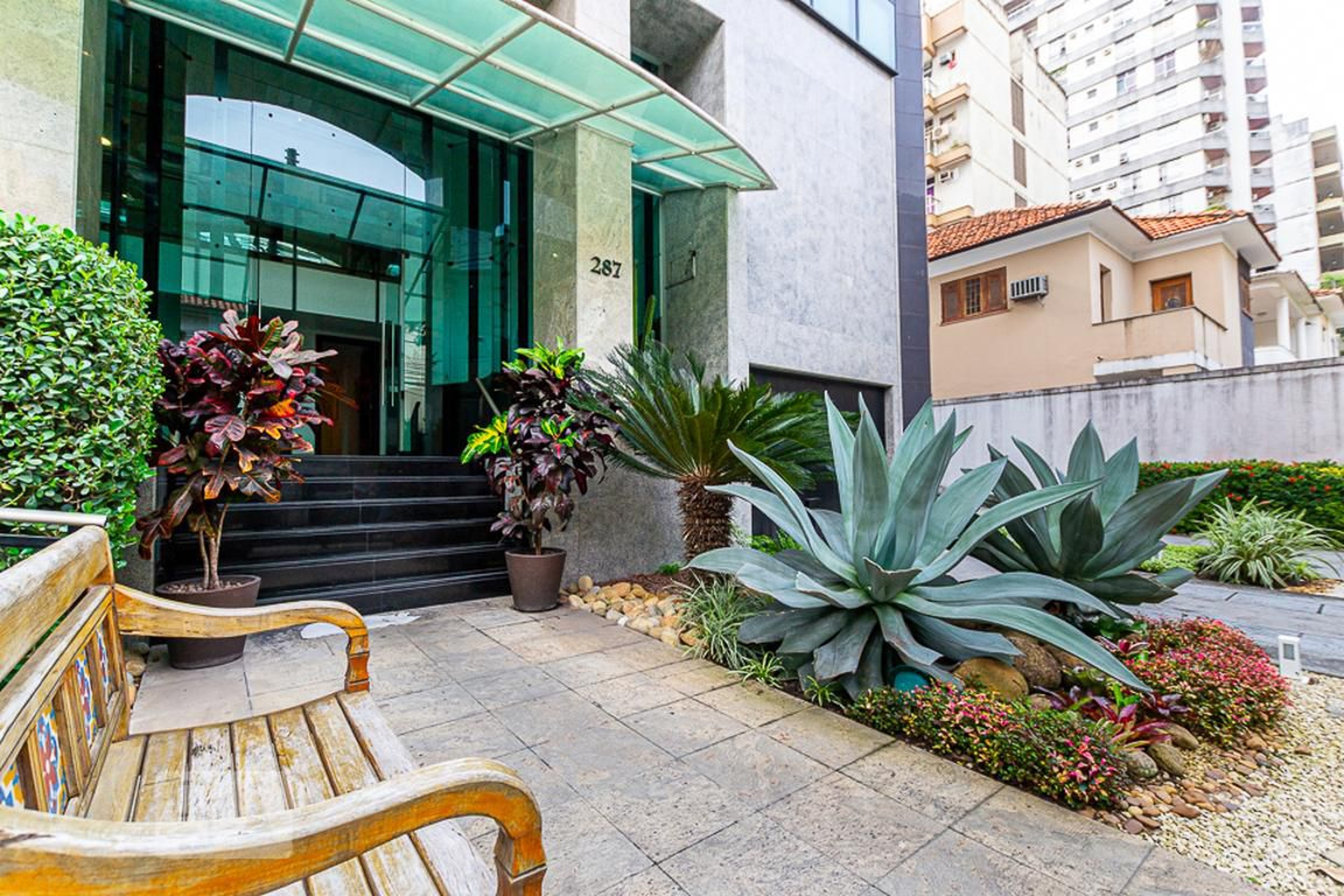 Entrada - Calle Serrano