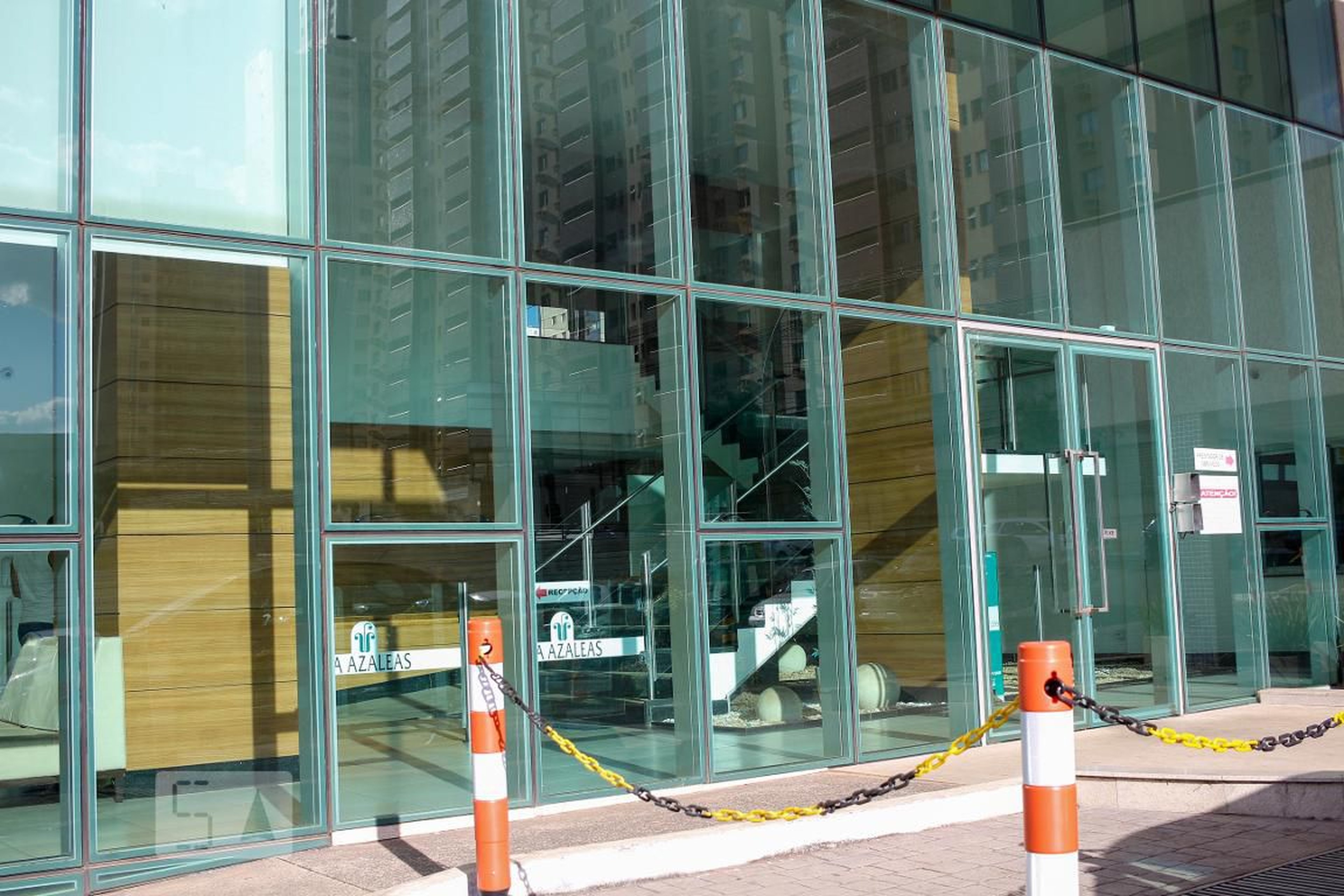 Fachada do Condomínio Condomínio Via Azáleas