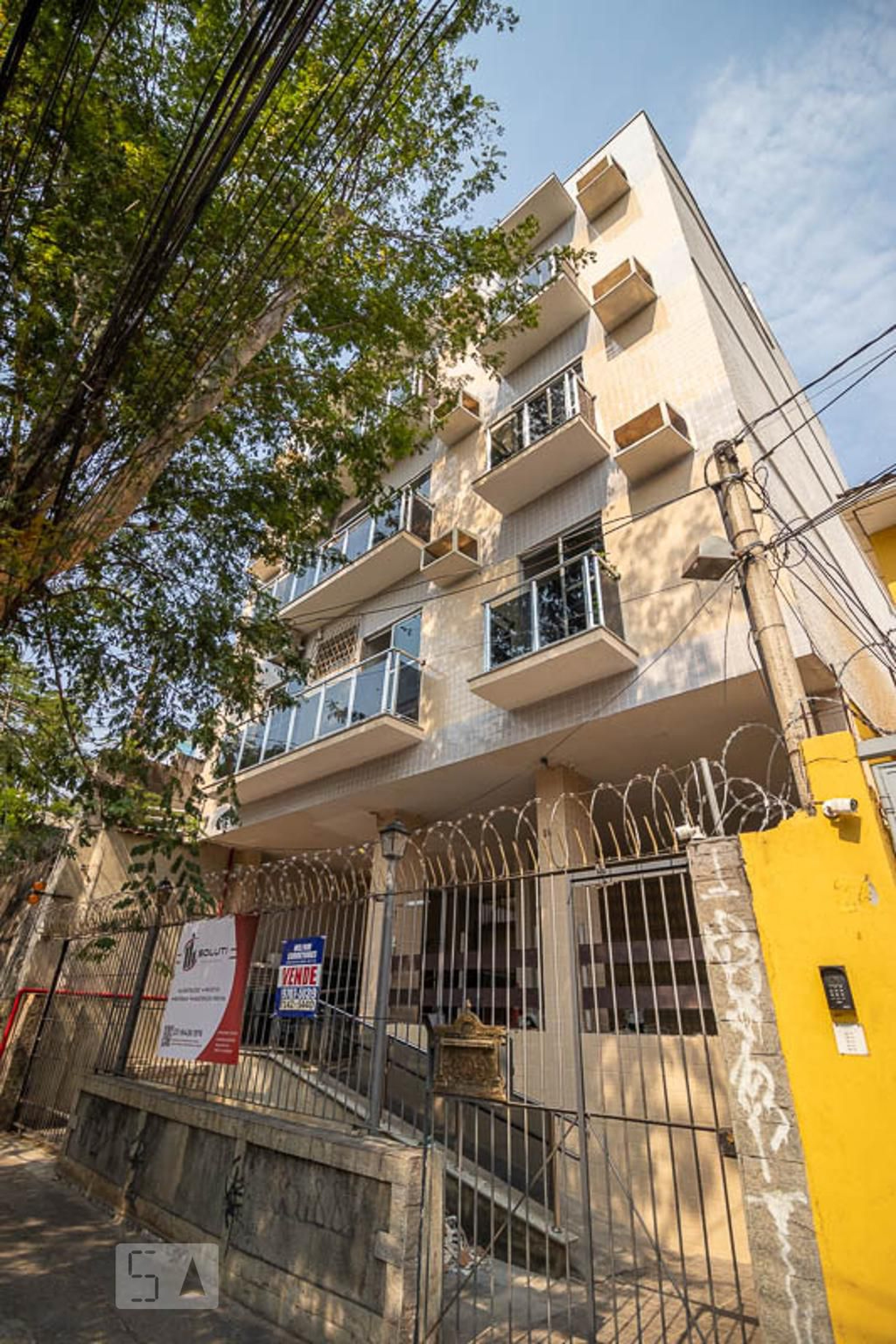 Fachada Condomínio em Rua Padre André Moreira, 36