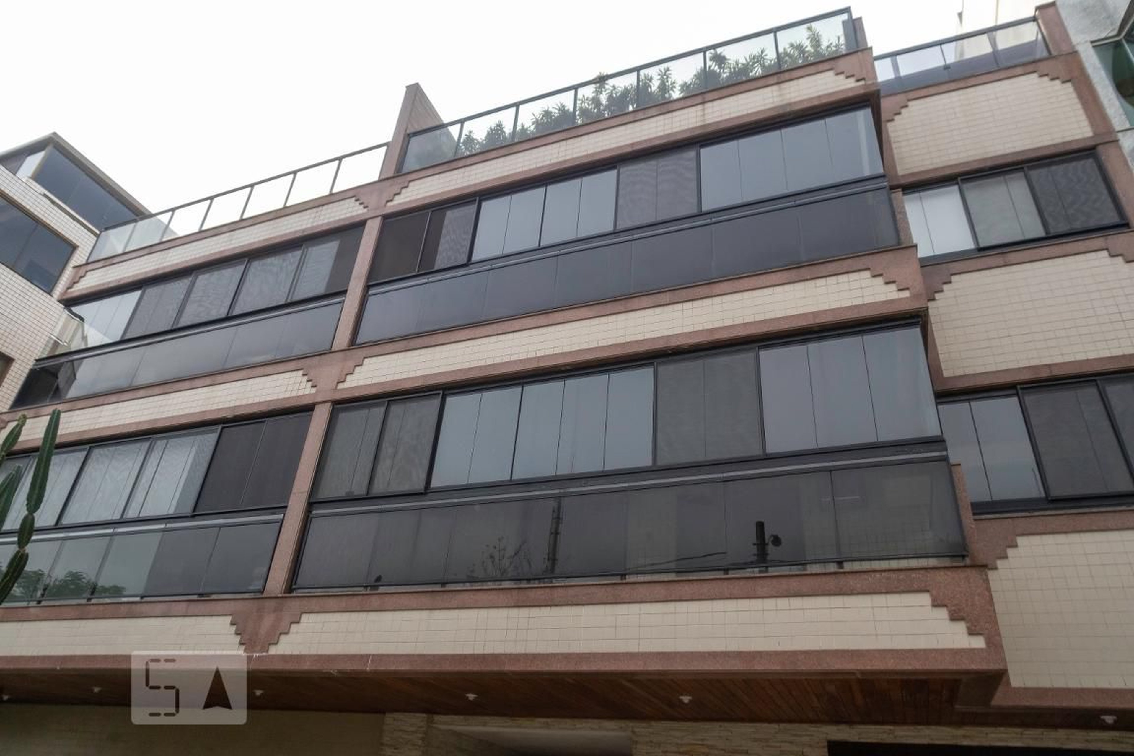 Fachada Condomínio em Rua Alfredo Mesquita, 60