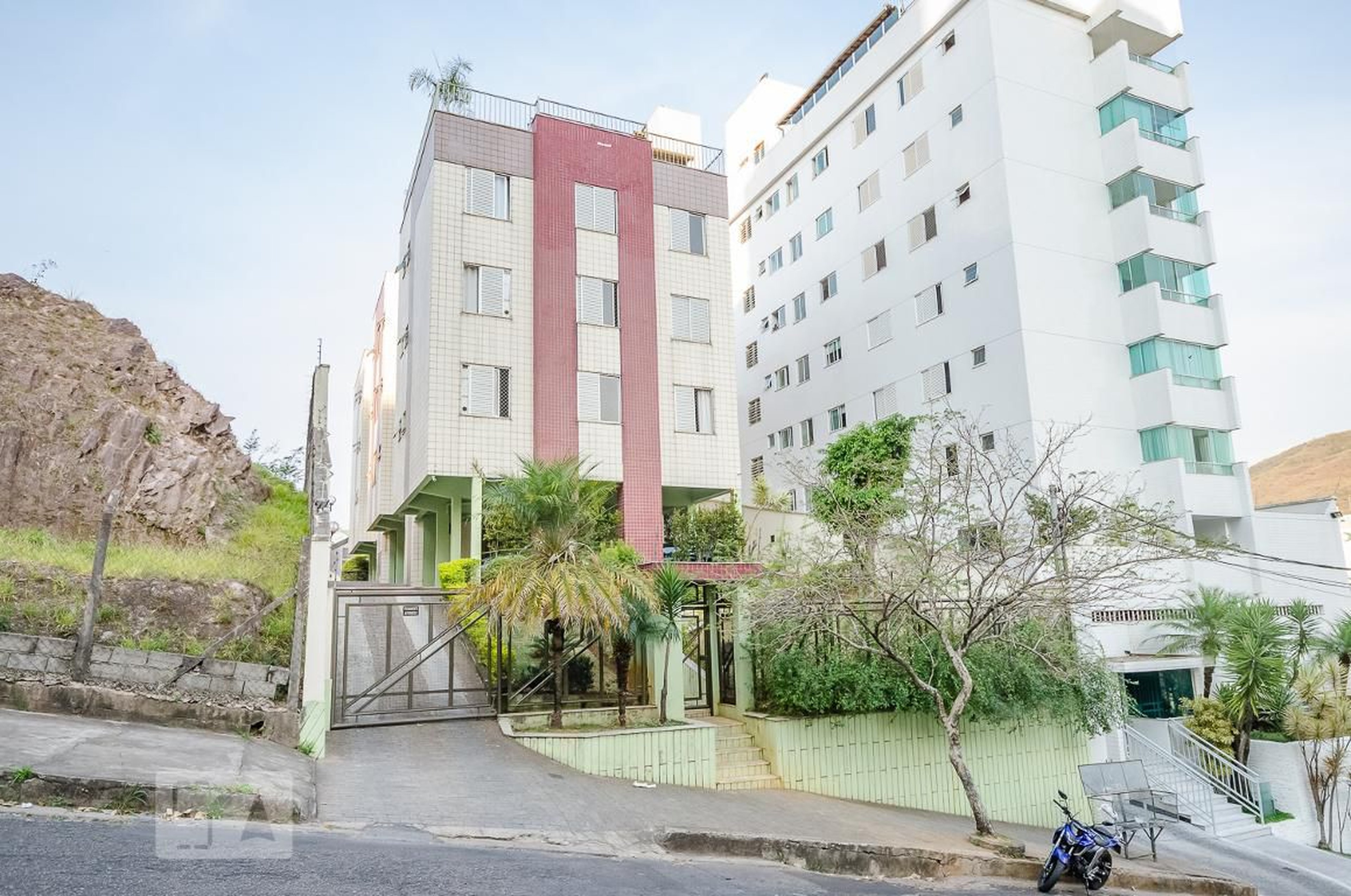 Fachada Condomínio em Rua Stella Hanriot, 575