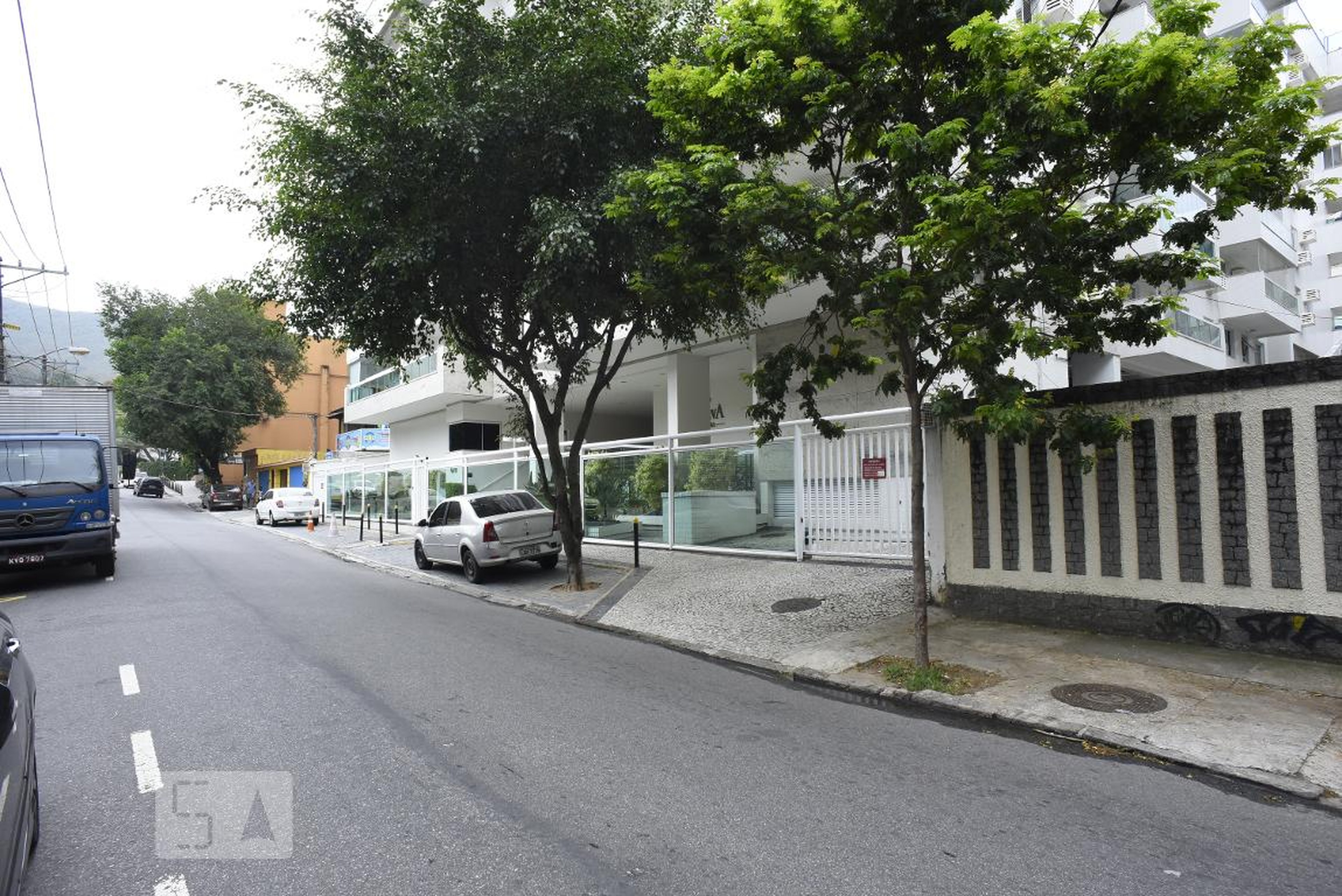 Fachada Condomínio em Rua Joaquim Pinheiro, 40