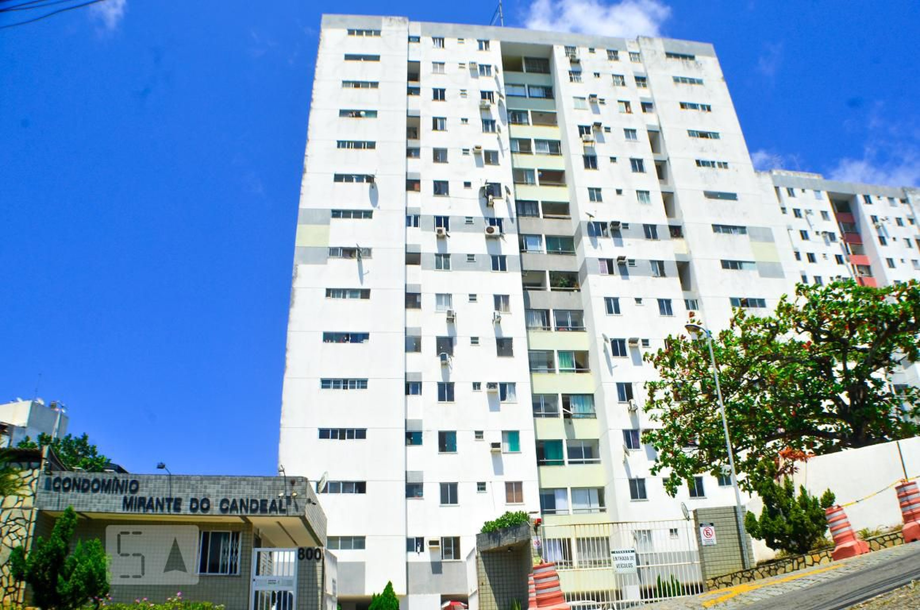 Fachada do Condomínio Condomínio Mirante do Candeal