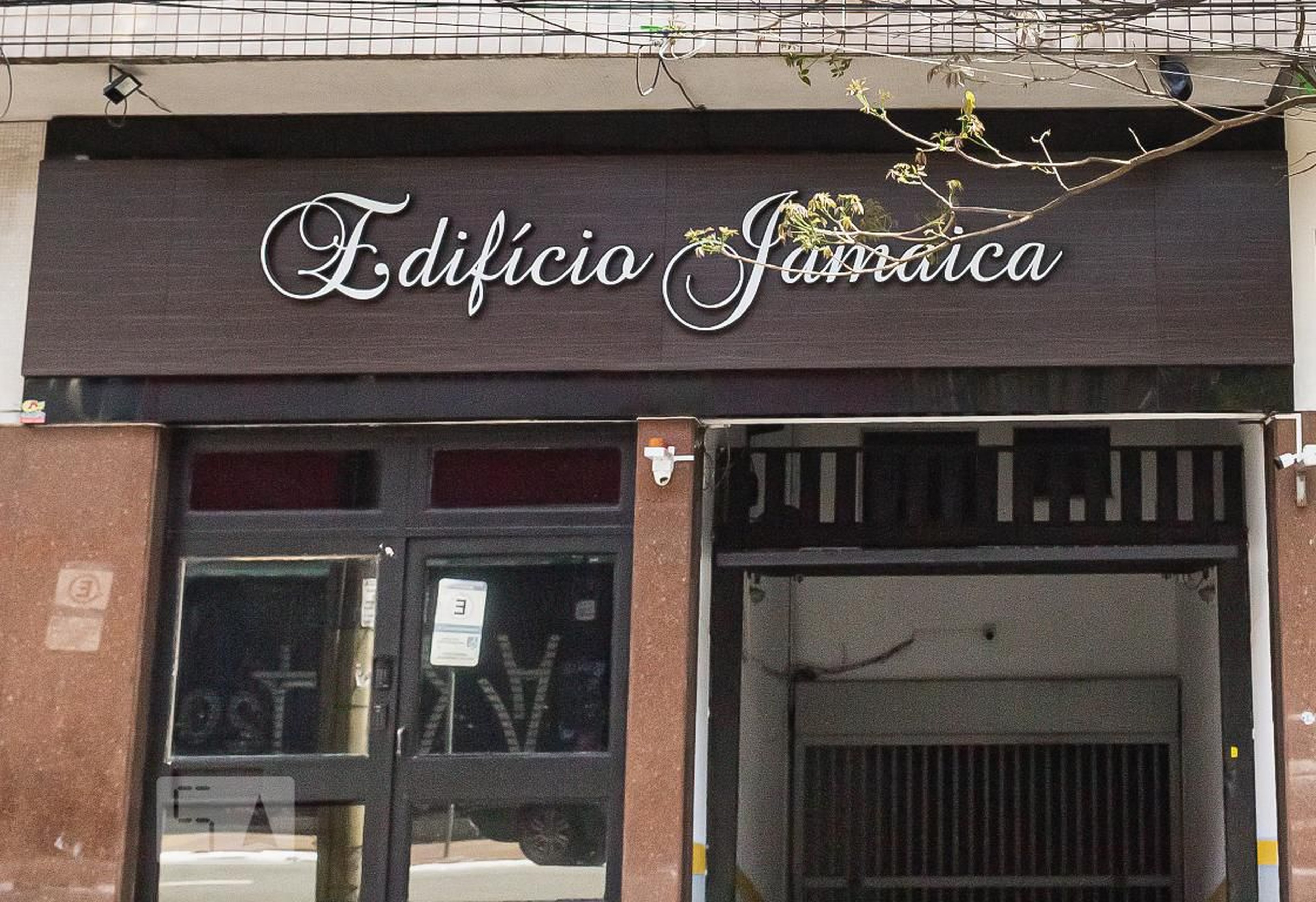 Fachada Condomínio em Rua Manoel Coelho, 52