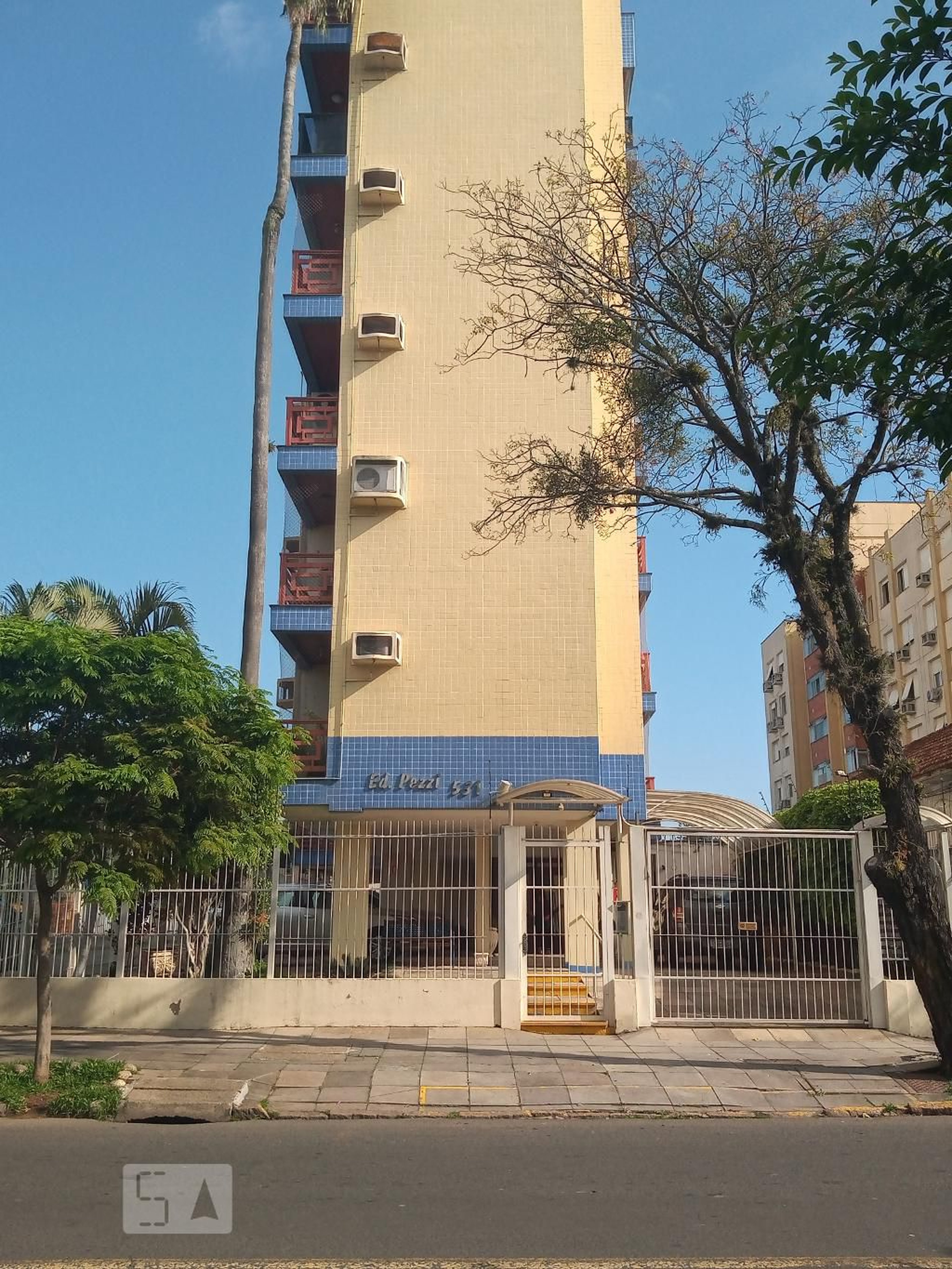 Fachada do Condomínio Condomínio Pezzi