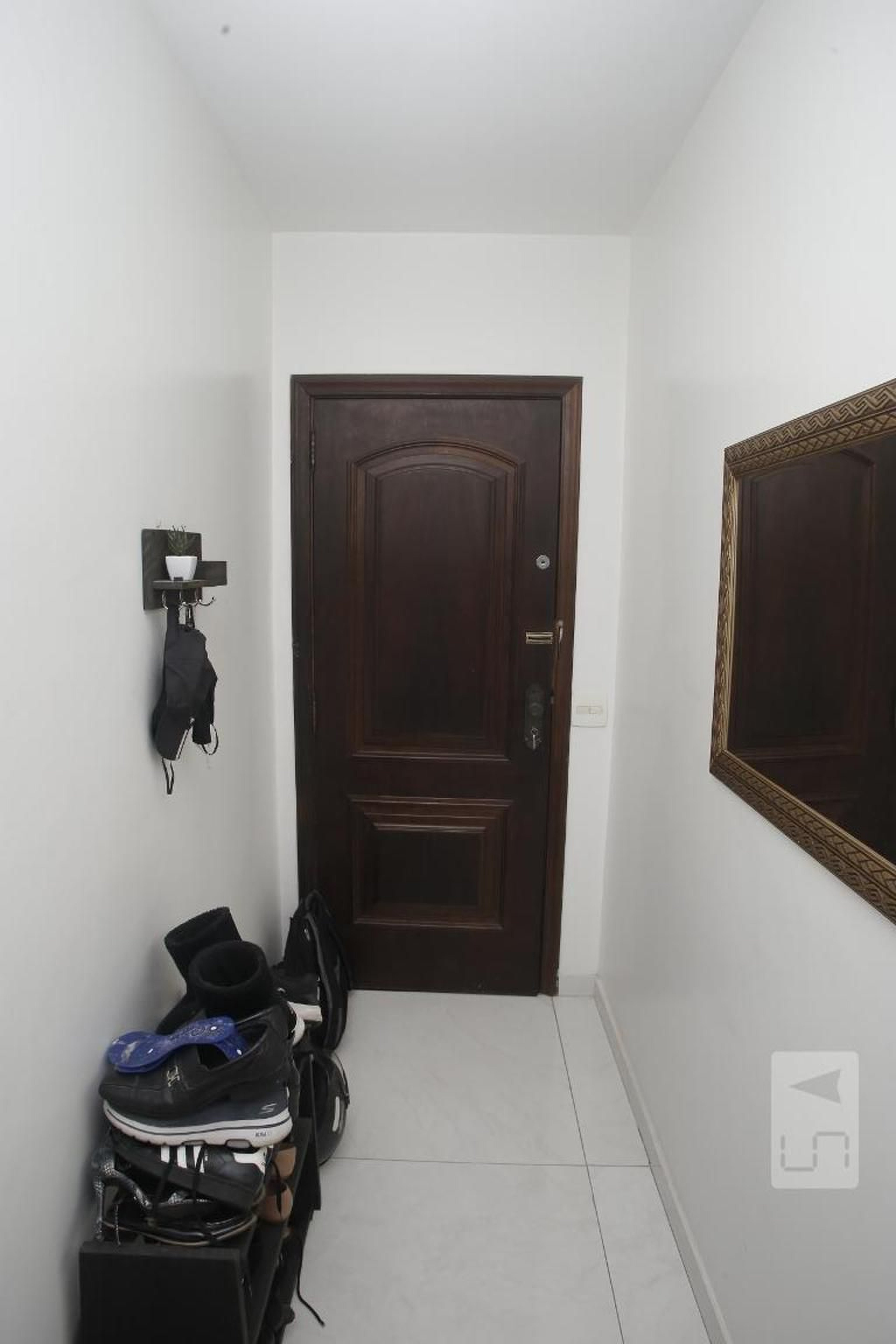 Entrada Condomínio em Rua Delgado de Carvalho, 15