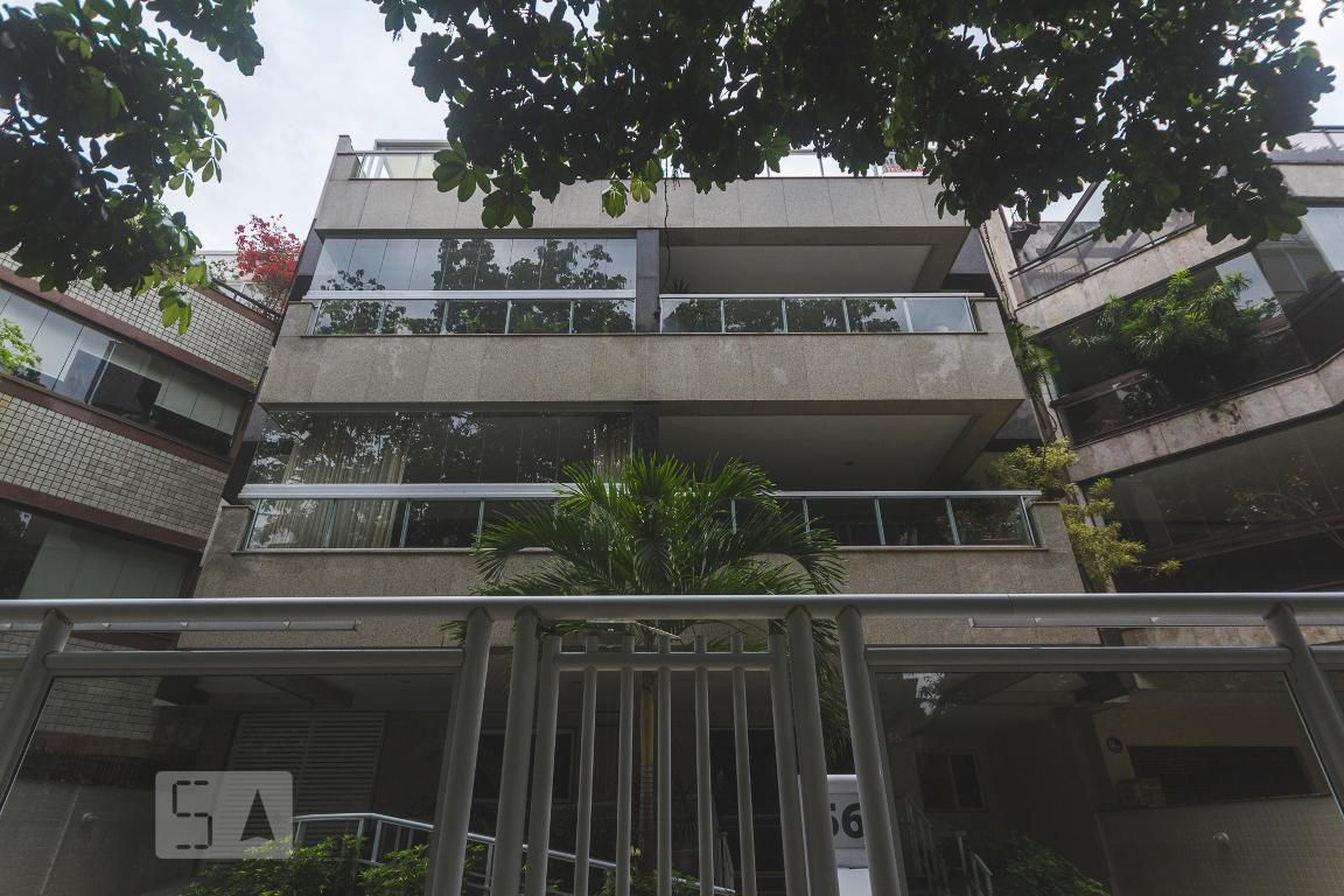 Fachada Condomínio em Rua Georgina de Albuquerque, 56