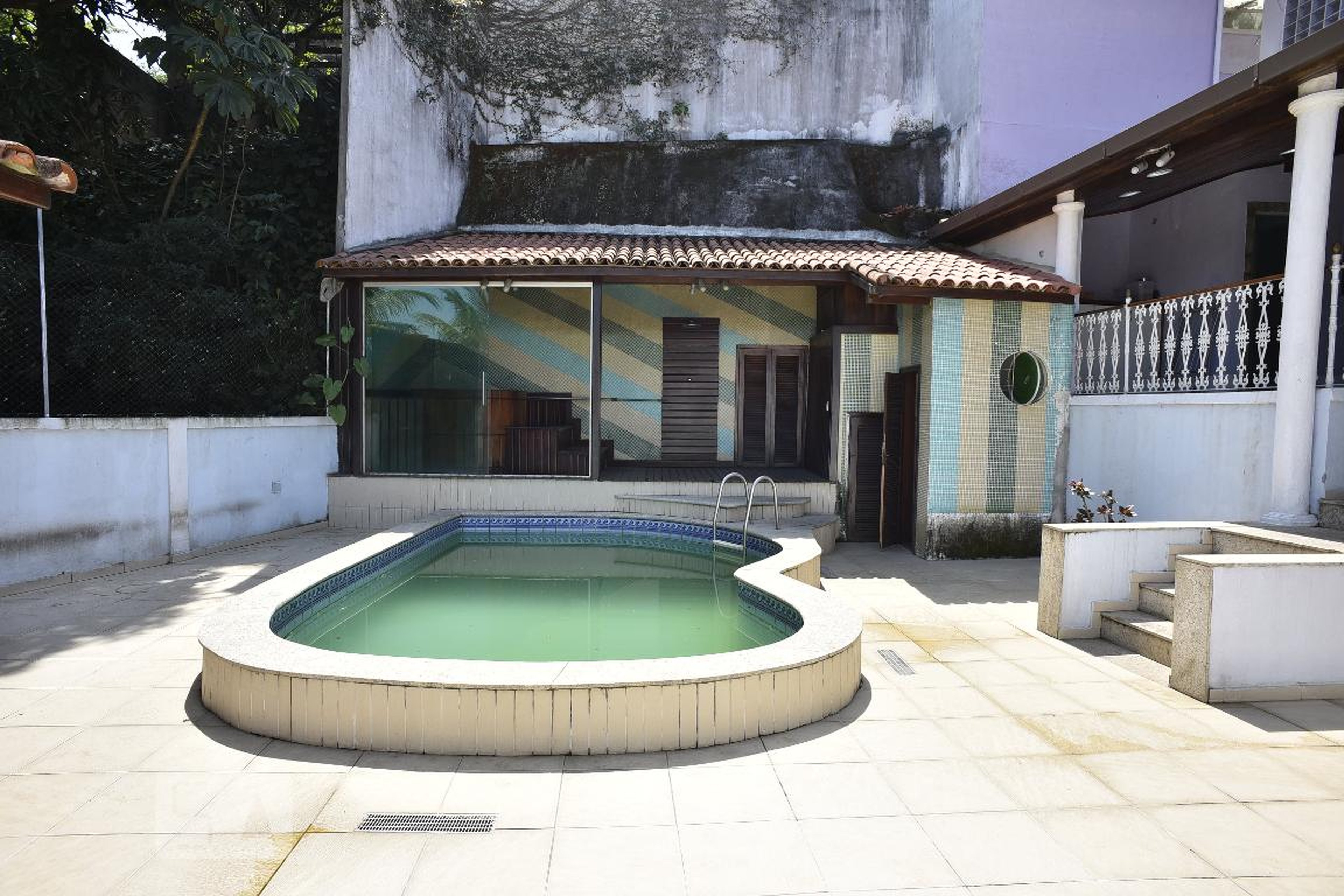 Piscina Condomínio em Rua Júlio Dutra, 71