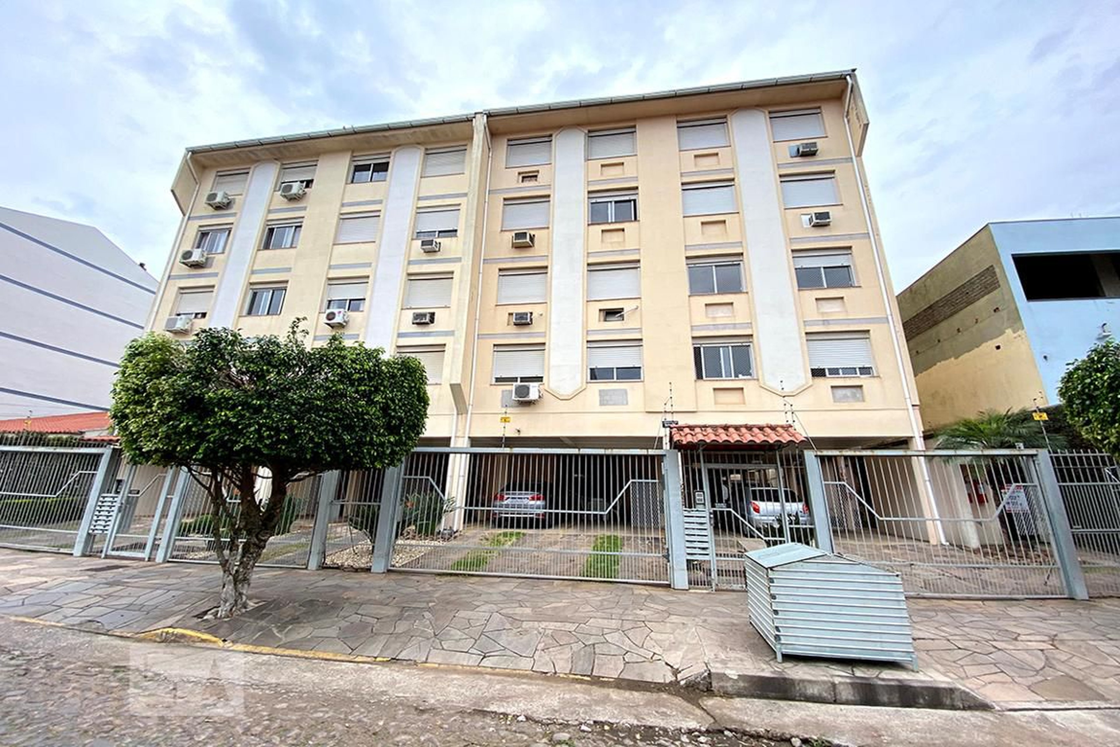 Fachada Condomínio em Rua Casemiro de Abreu, 22